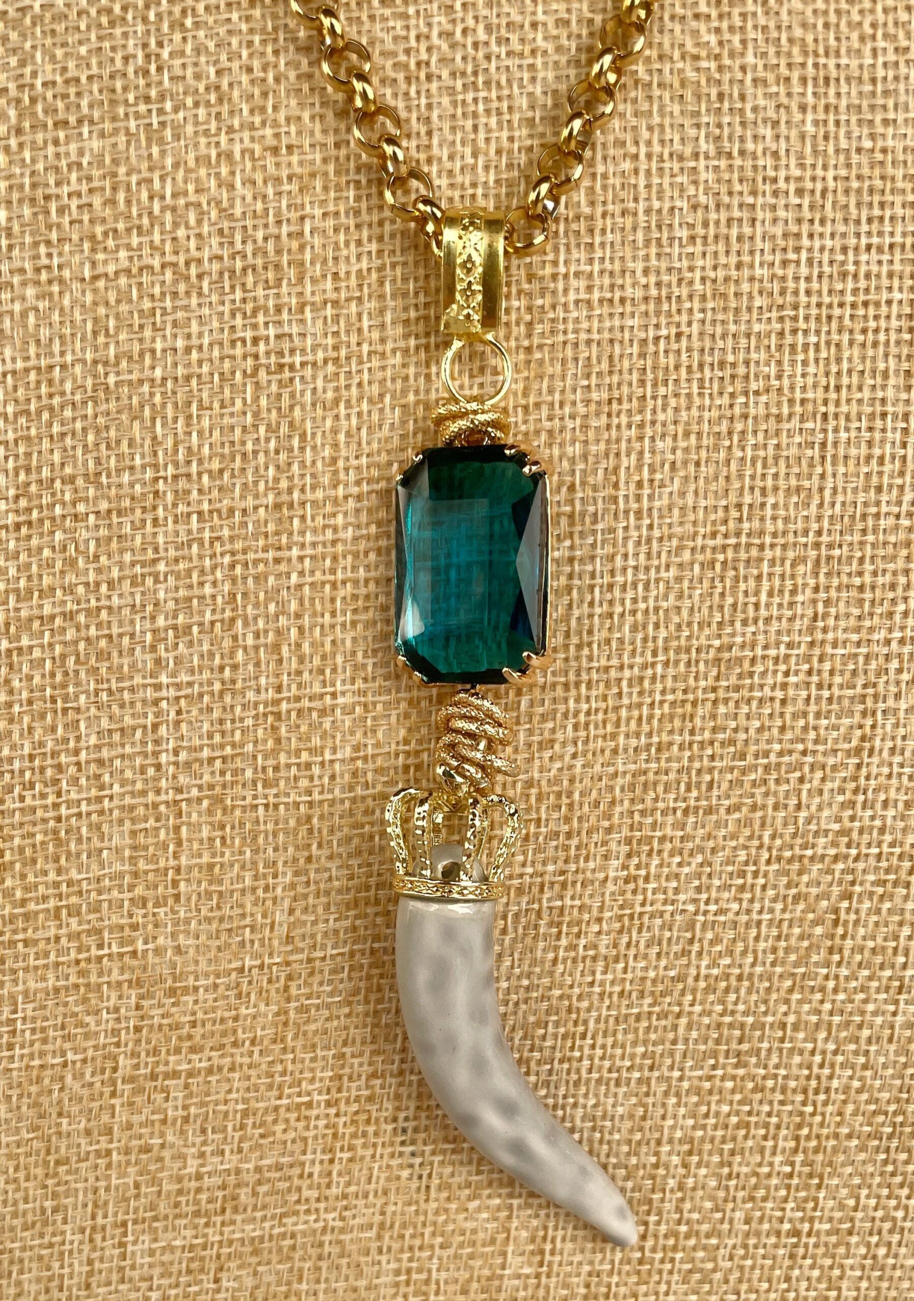 Collana con catena lunga, catena Rolò in acciaio inox oro, maxi ciondolo con cristallo e grande Corno in ceramica Caltagirone. Collane caratteristiche siciliane