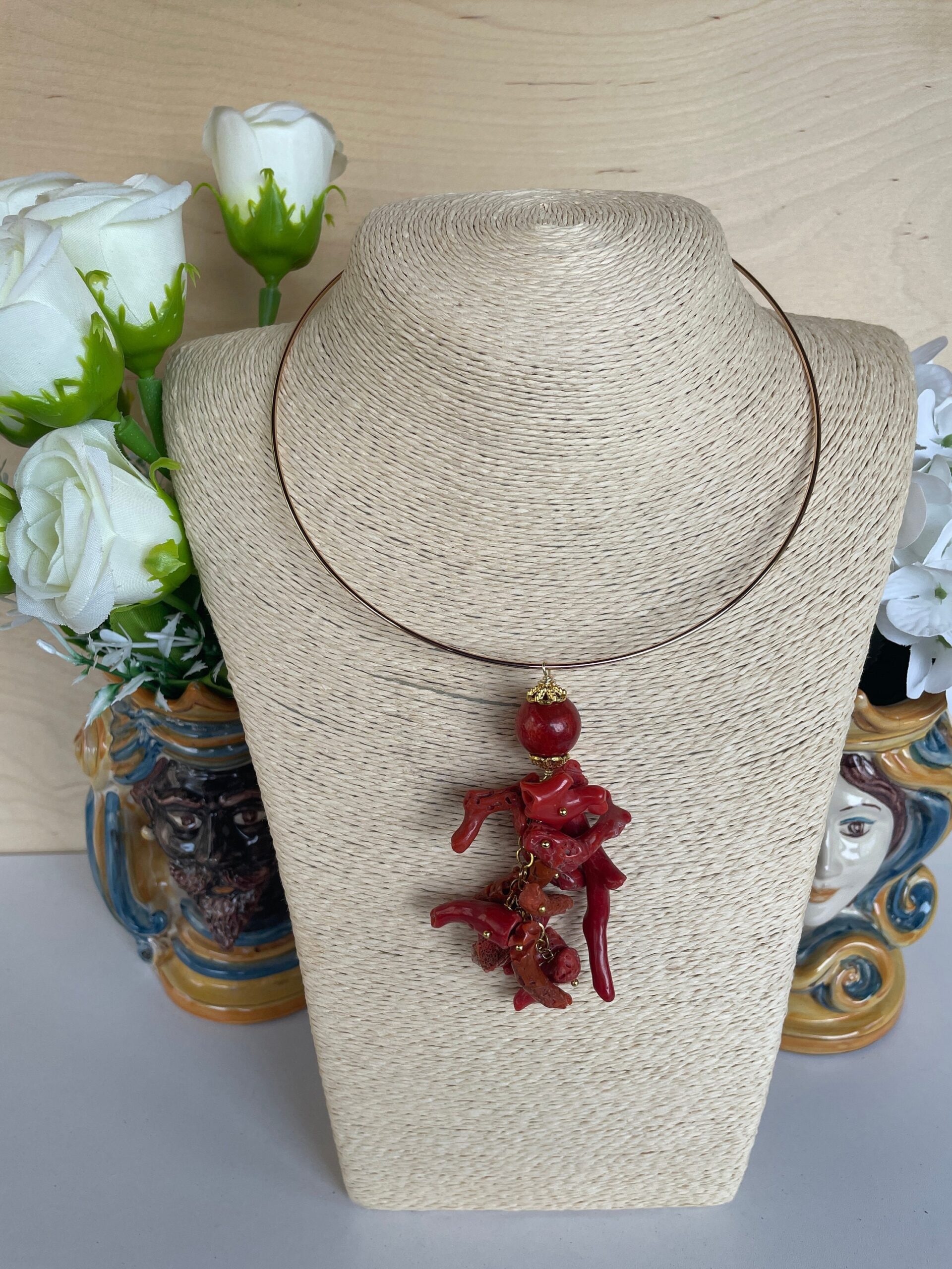 Collare rigido con pendente, collana a cerchio rigida,  ciondolo maxi con perla di Madrepora e grappolo di pezzi di corallo autentico. Collane caratteristiche siciliane