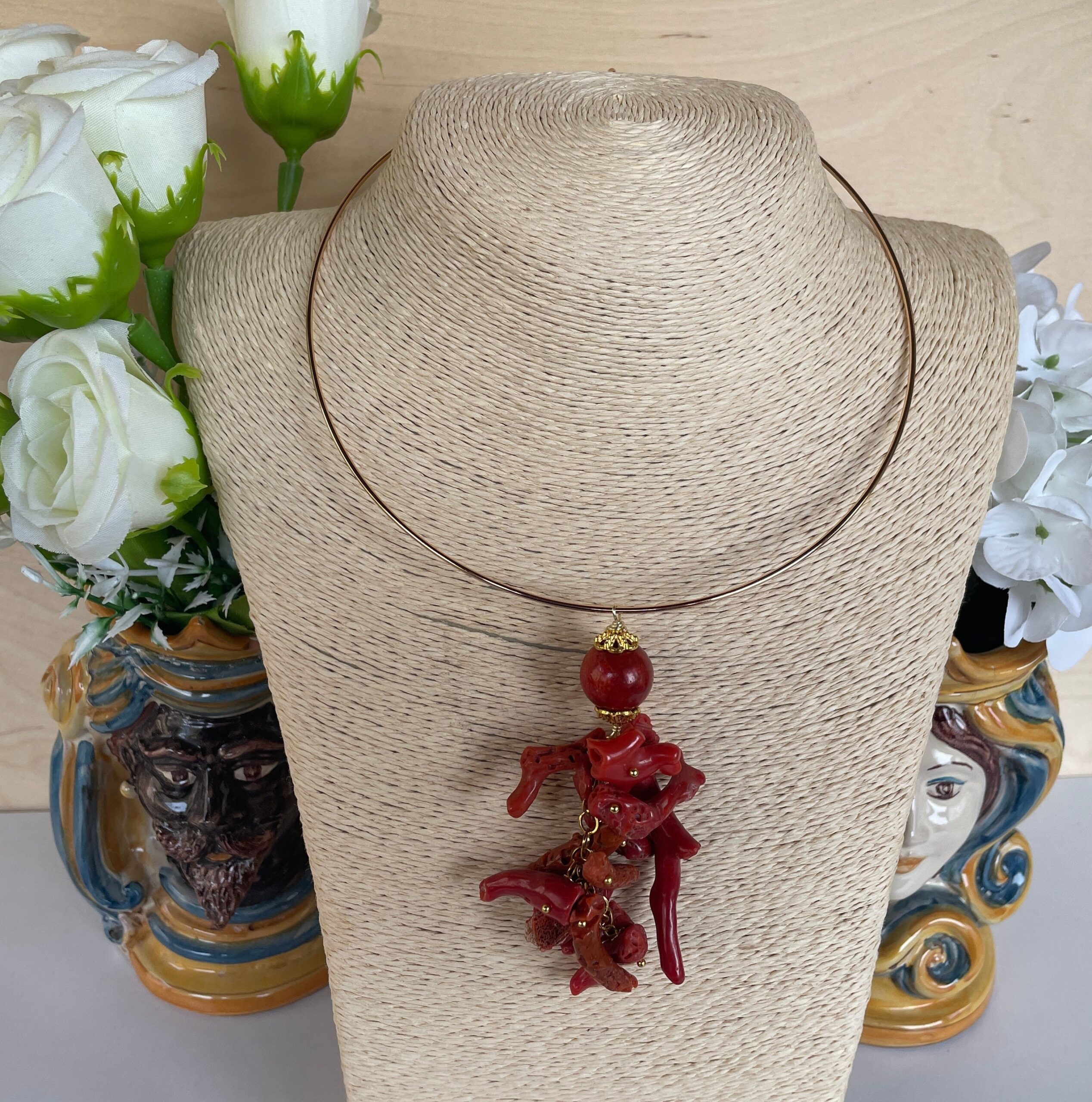 Collare rigido con pendente, collana a cerchio rigida,  ciondolo maxi con perla di Madrepora e grappolo di pezzi di corallo autentico. Collane caratteristiche siciliane