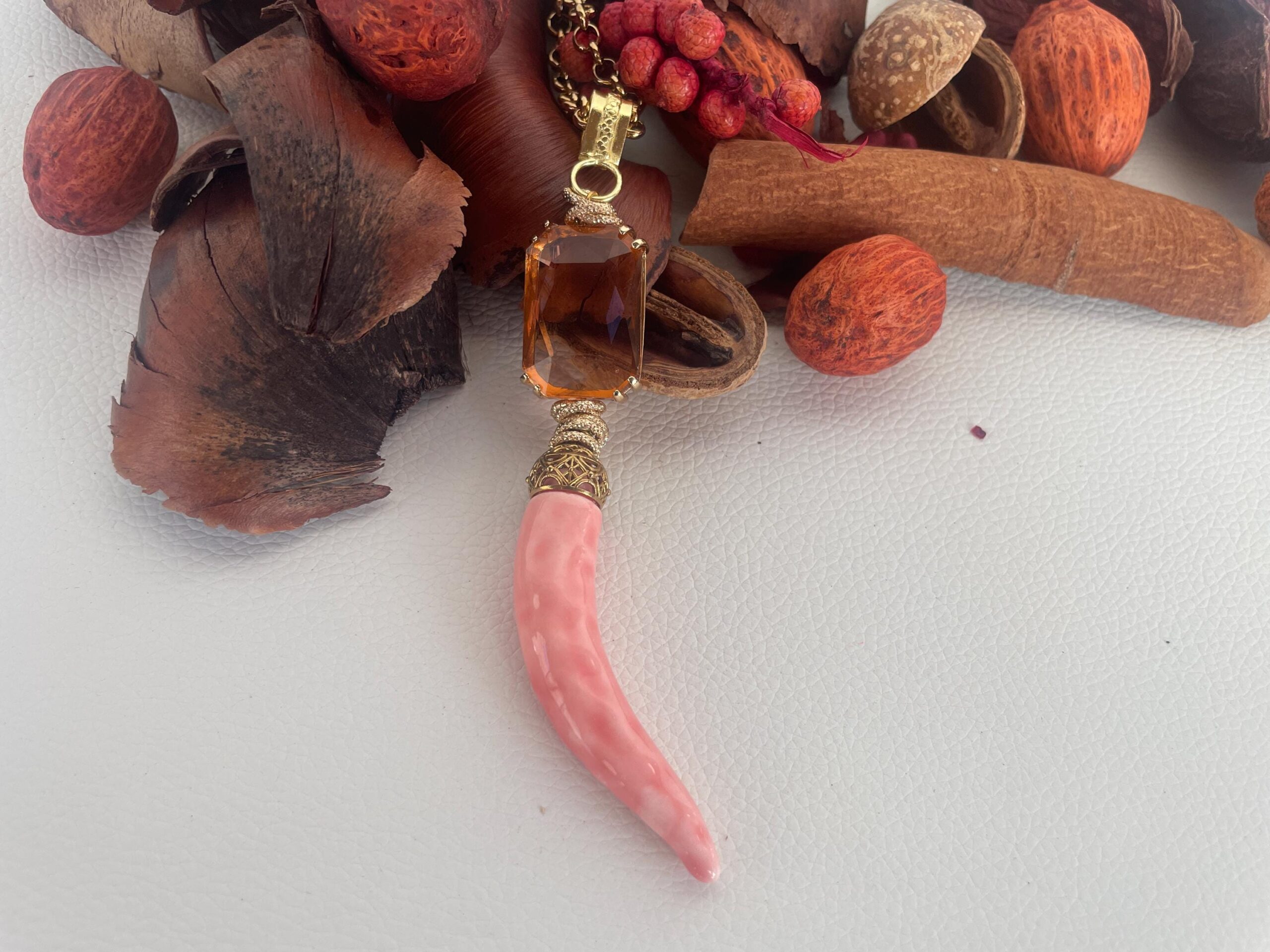 Collana con catena lunga, catena Rolò in acciaio inox oro, maxi ciondolo con cristallo e grande Corno in ceramica Caltagirone. Collane caratteristiche siciliane