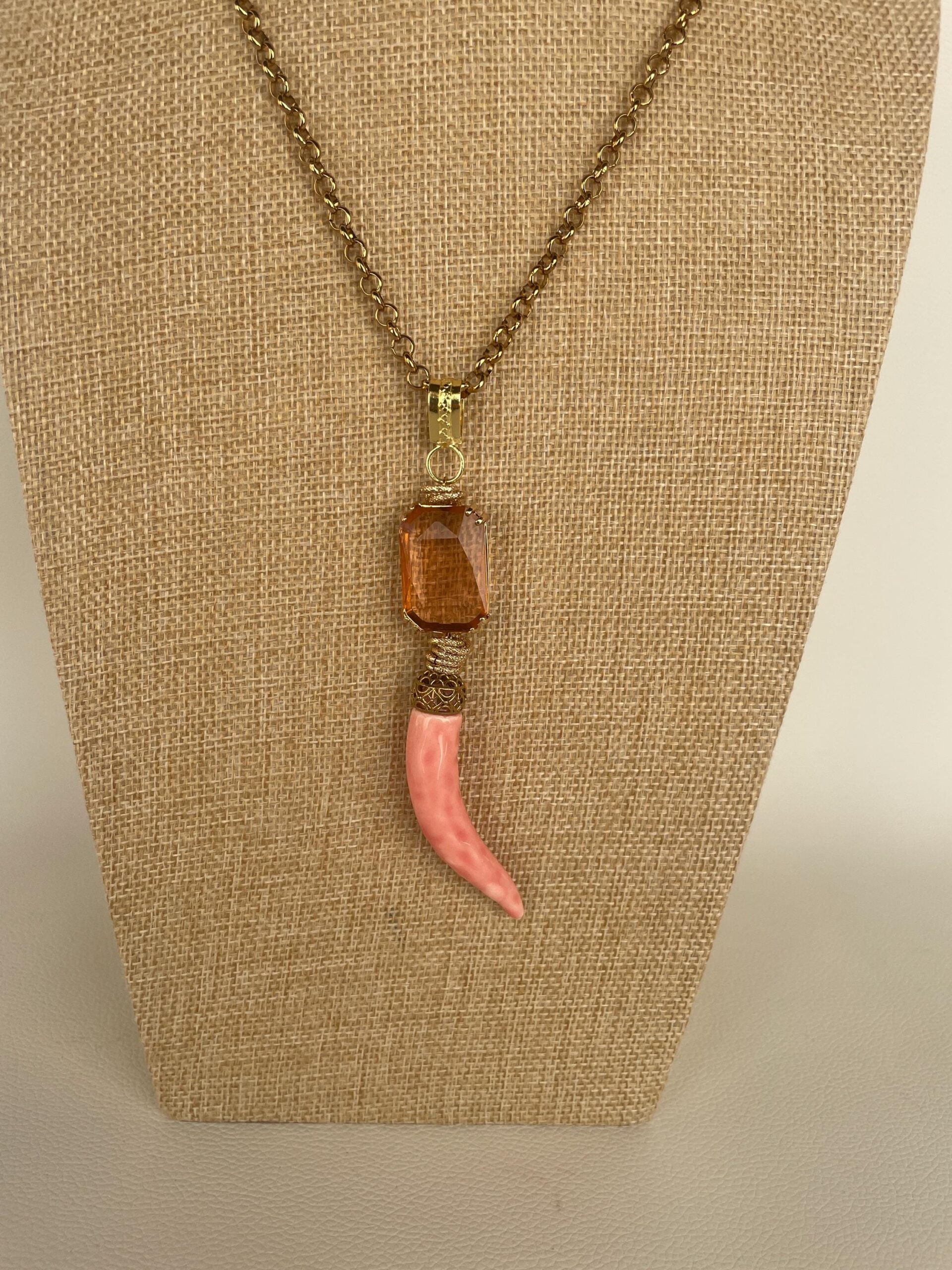 Collana con catena lunga, catena Rolò in acciaio inox oro, maxi ciondolo con cristallo e grande Corno in ceramica Caltagirone. Collane caratteristiche siciliane