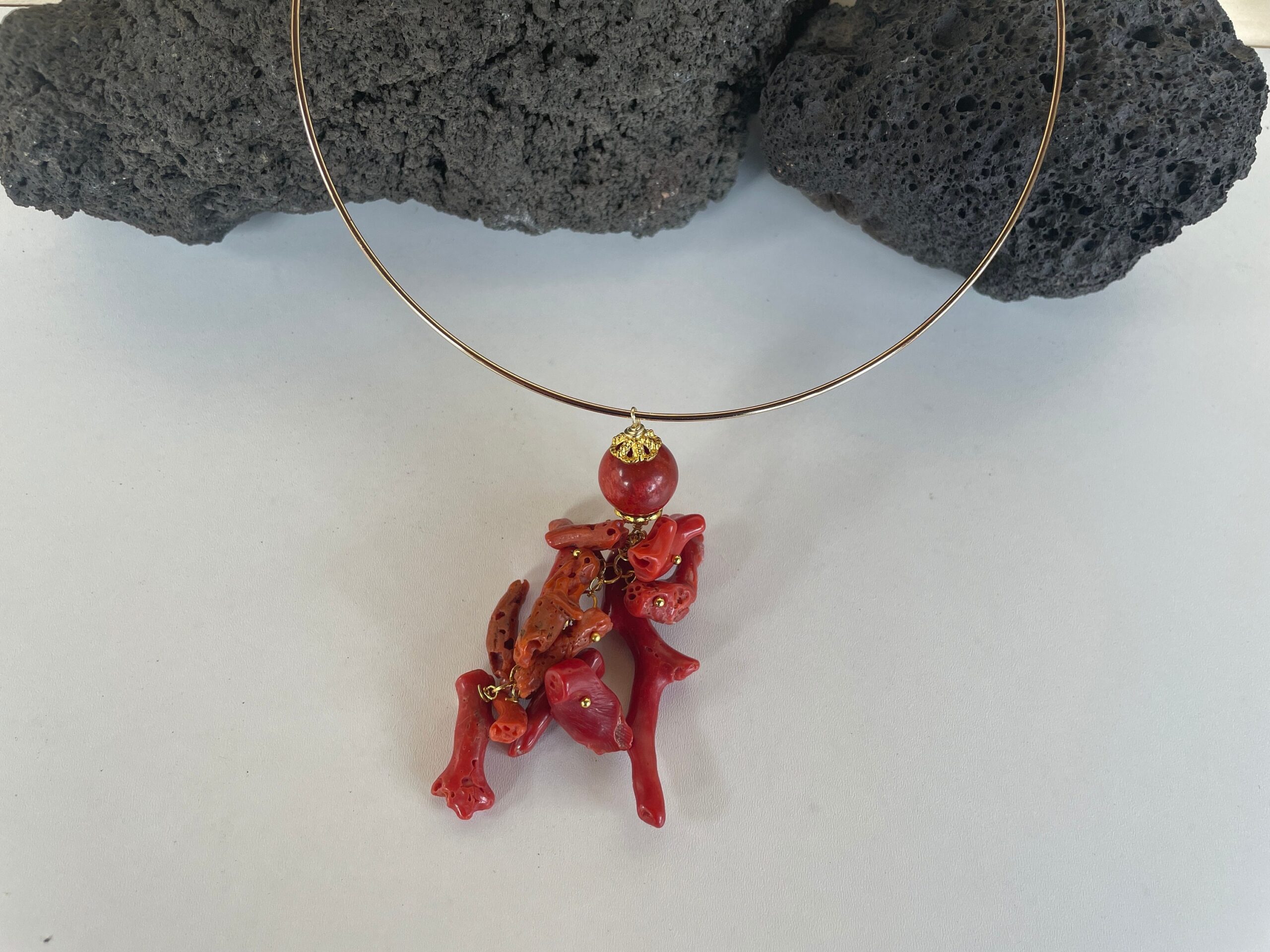 Collare rigido con pendente, collana a cerchio rigida,  ciondolo maxi con perla di Madrepora e grappolo di pezzi di corallo autentico. Collane caratteristiche siciliane
