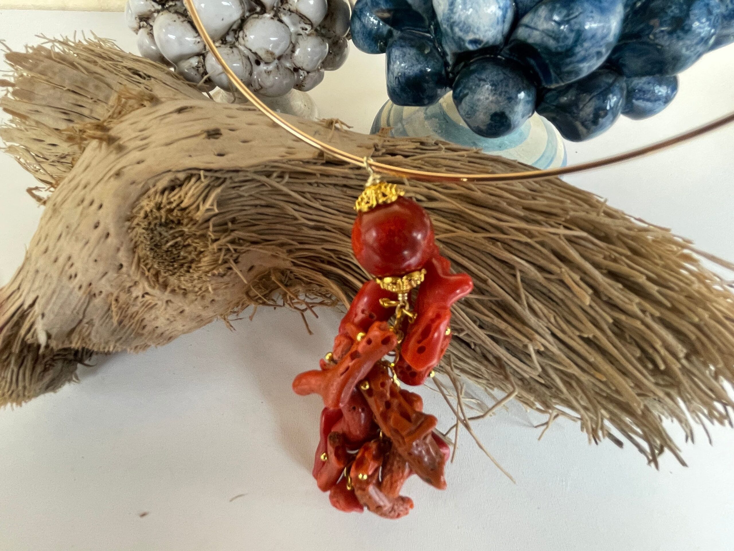 Collare rigido con pendente, collana a cerchio rigida,  ciondolo maxi con perla di Madrepora e grappolo di pezzi di corallo autentico. Collane caratteristiche siciliane
