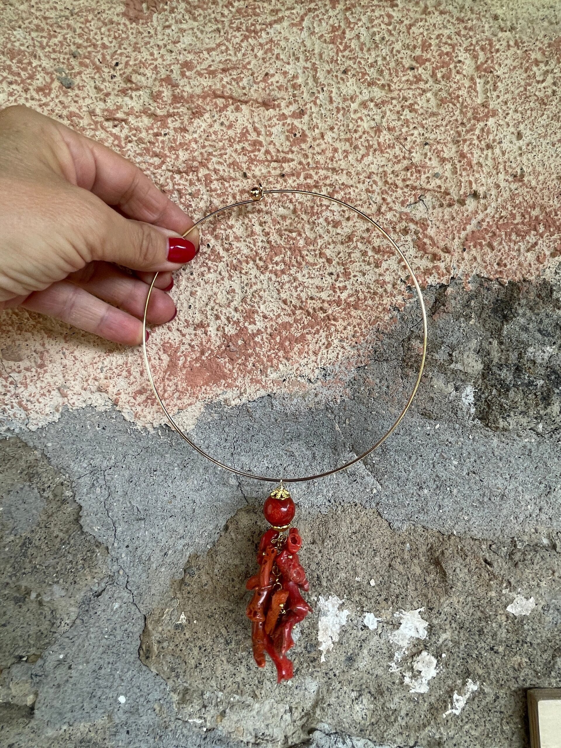 Collare rigido con pendente, collana a cerchio rigida,  ciondolo maxi con perla di Madrepora e grappolo di pezzi di corallo autentico. Collane caratteristiche siciliane