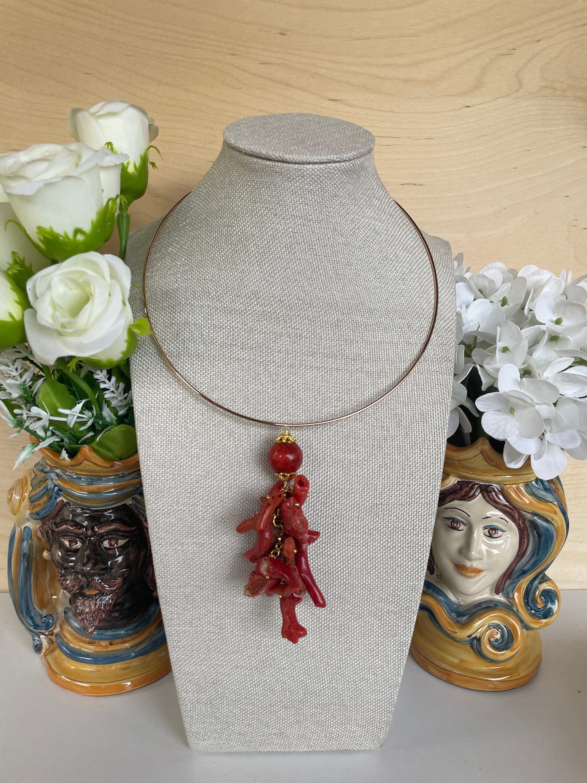 Collare rigido con pendente, collana a cerchio rigida,  ciondolo maxi con perla di Madrepora e grappolo di pezzi di corallo autentico. Collane caratteristiche siciliane