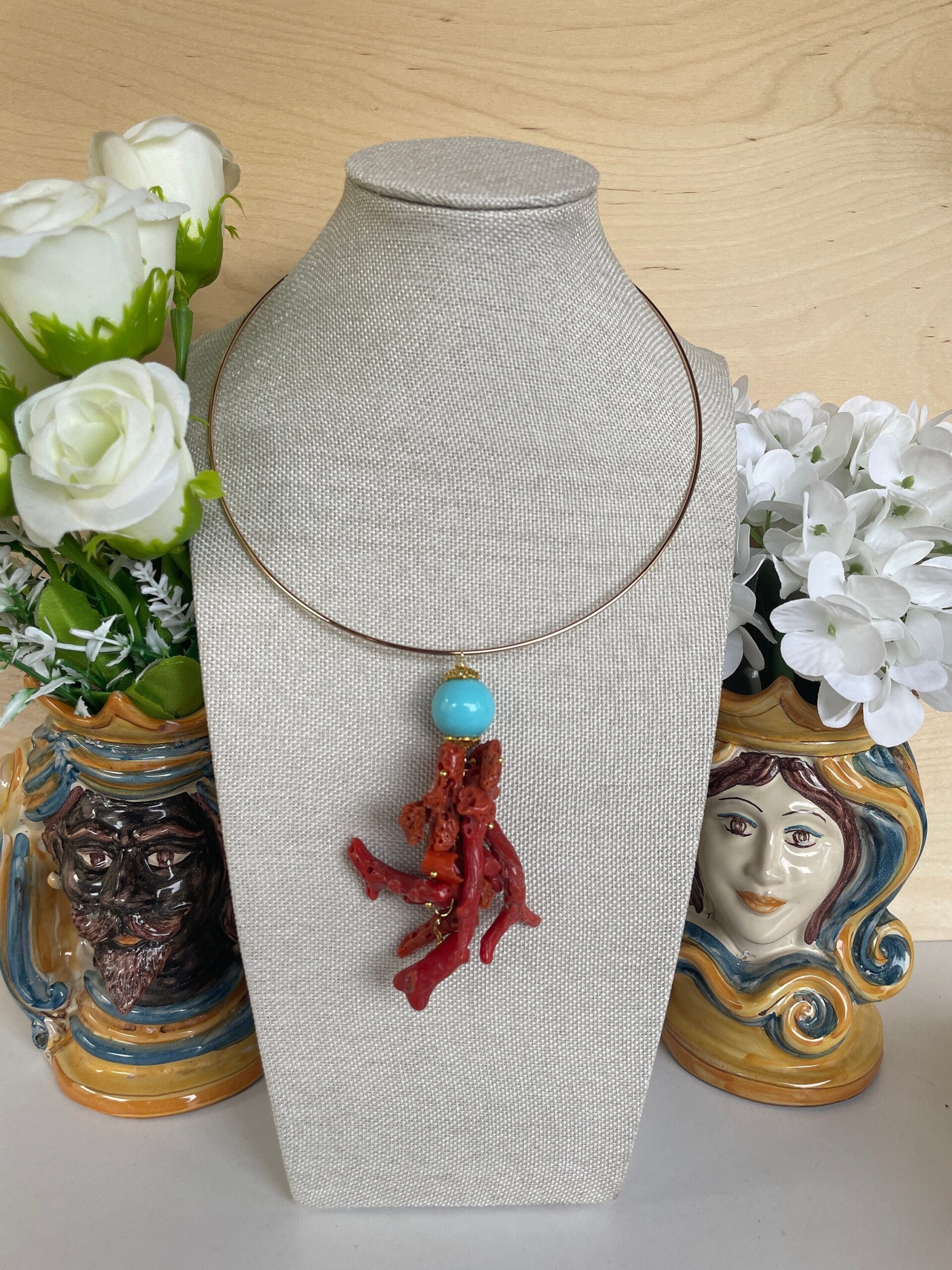 Collare rigido con pendente, collana a cerchio rigida,  ciondolo maxi con perla di Madrepora e grappolo di pezzi di corallo autentico. Collane caratteristiche siciliane