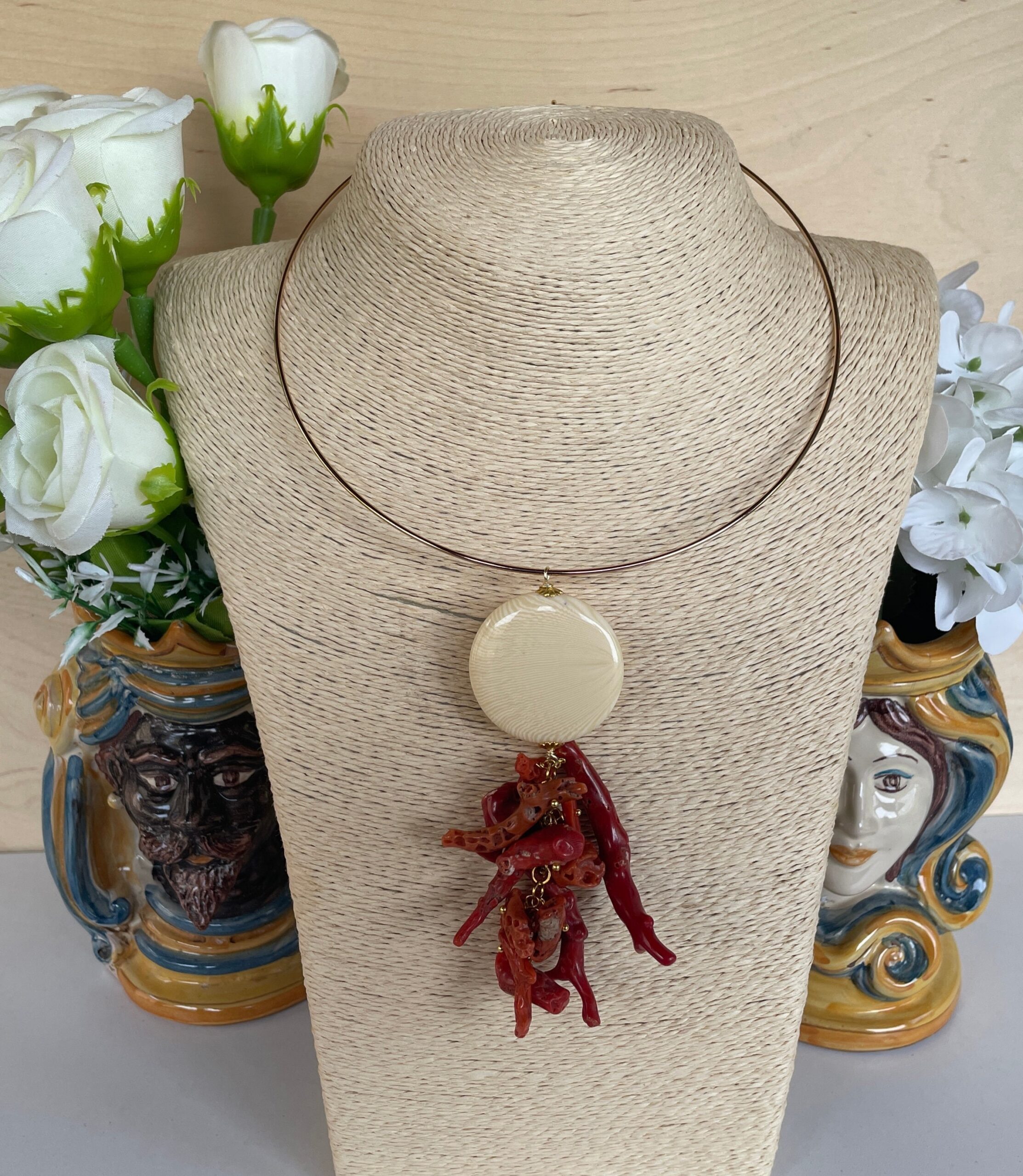 Collare rigido con pendente, collana a cerchio rigida,  ciondolo maxi con perla di Madrepora e grappolo di pezzi di corallo autentico. Collane caratteristiche siciliane