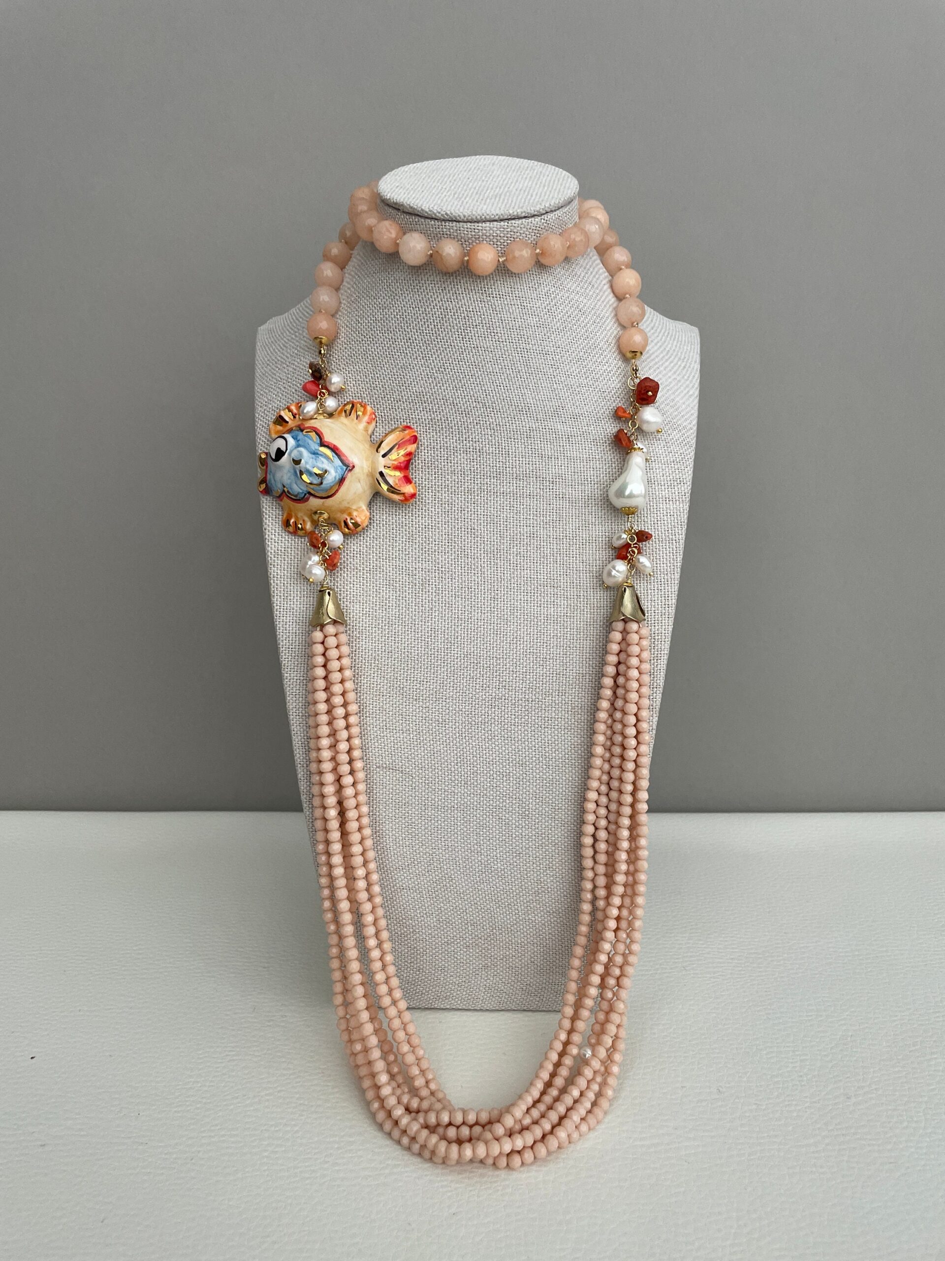 Collana siciliana, collana rosa chiaro, collana con pesce di ceramica di Caltagirone, collana pietre naturali e cristalli, collana lunga. Collane caratteristiche siciliane