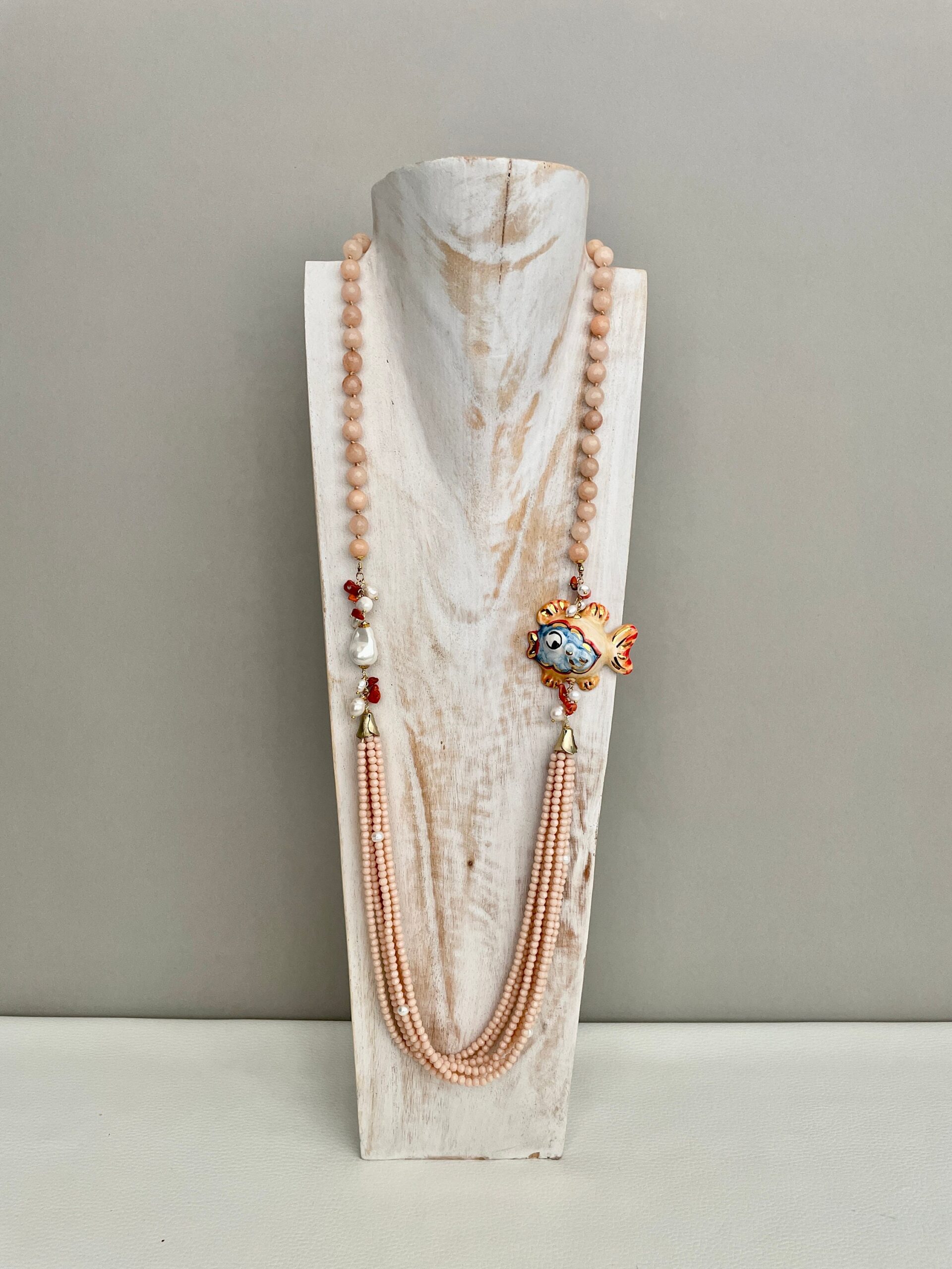 Collana siciliana, collana rosa chiaro, collana con pesce di ceramica di Caltagirone, collana pietre naturali e cristalli, collana lunga. Collane caratteristiche siciliane