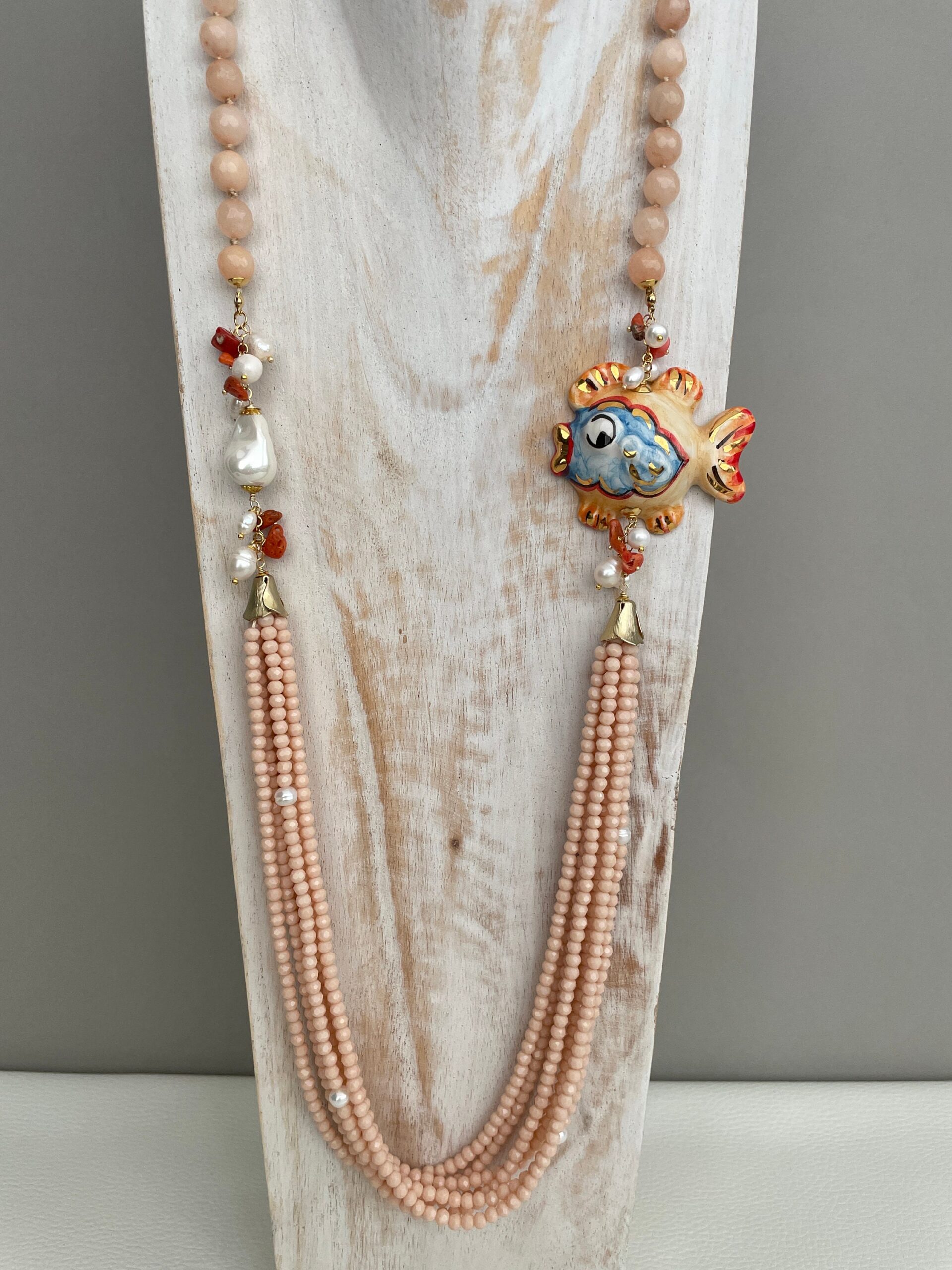 Collana siciliana, collana rosa chiaro, collana con pesce di ceramica di Caltagirone, collana pietre naturali e cristalli, collana lunga. Collane caratteristiche siciliane
