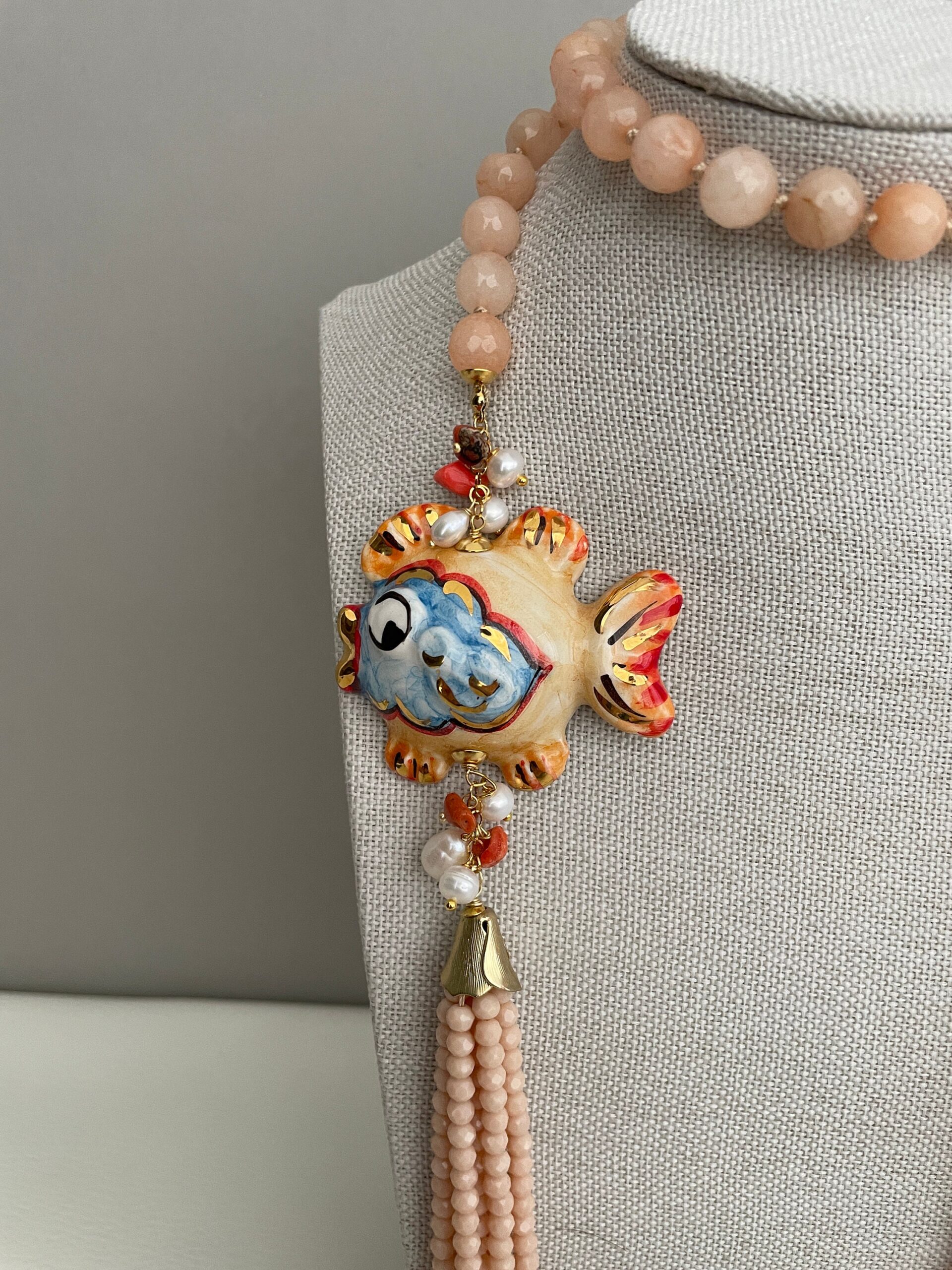 Collana siciliana, collana rosa chiaro, collana con pesce di ceramica di Caltagirone, collana pietre naturali e cristalli, collana lunga. Collane caratteristiche siciliane