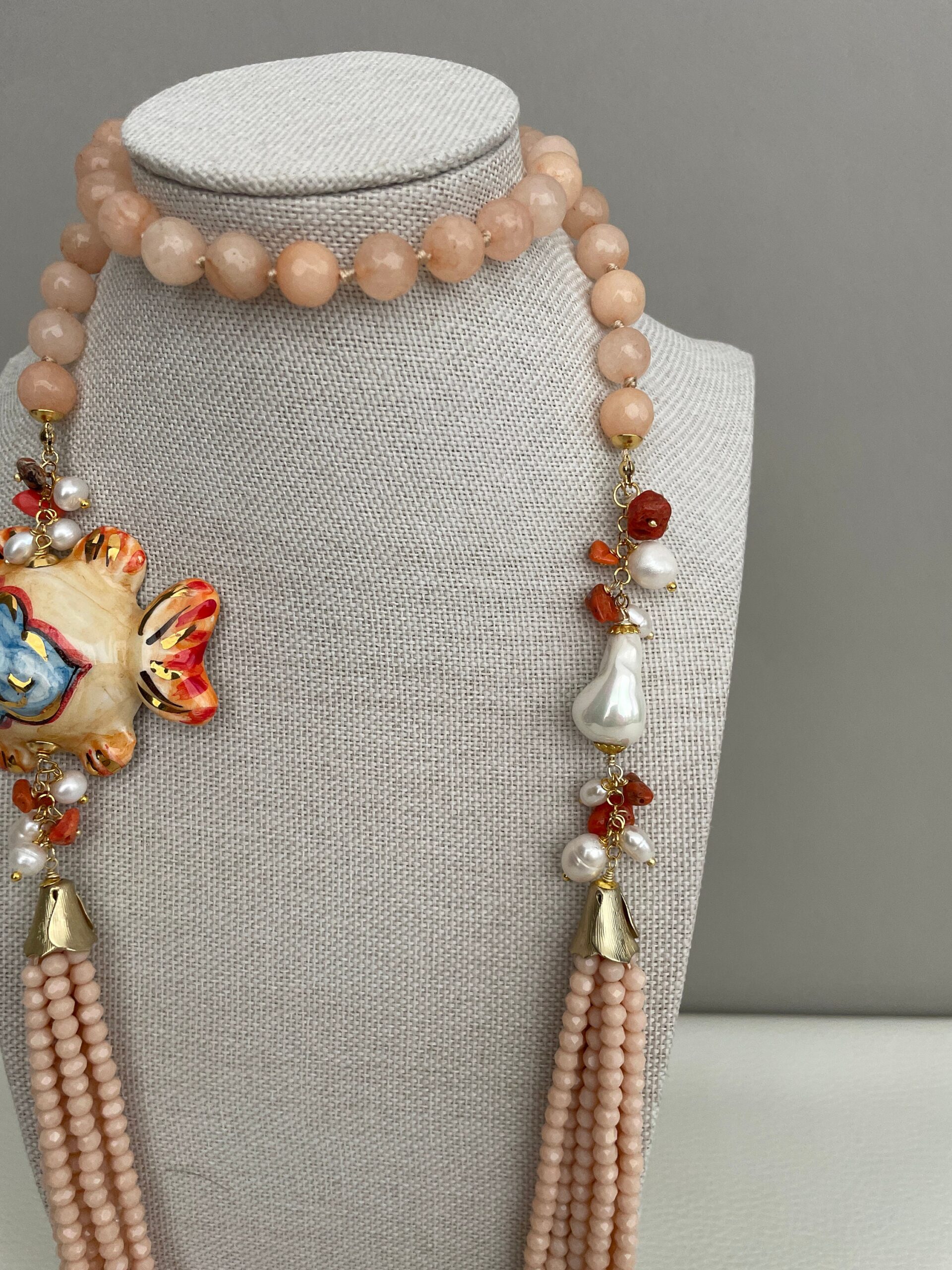 Collana siciliana, collana rosa chiaro, collana con pesce di ceramica di Caltagirone, collana pietre naturali e cristalli, collana lunga. Collane caratteristiche siciliane