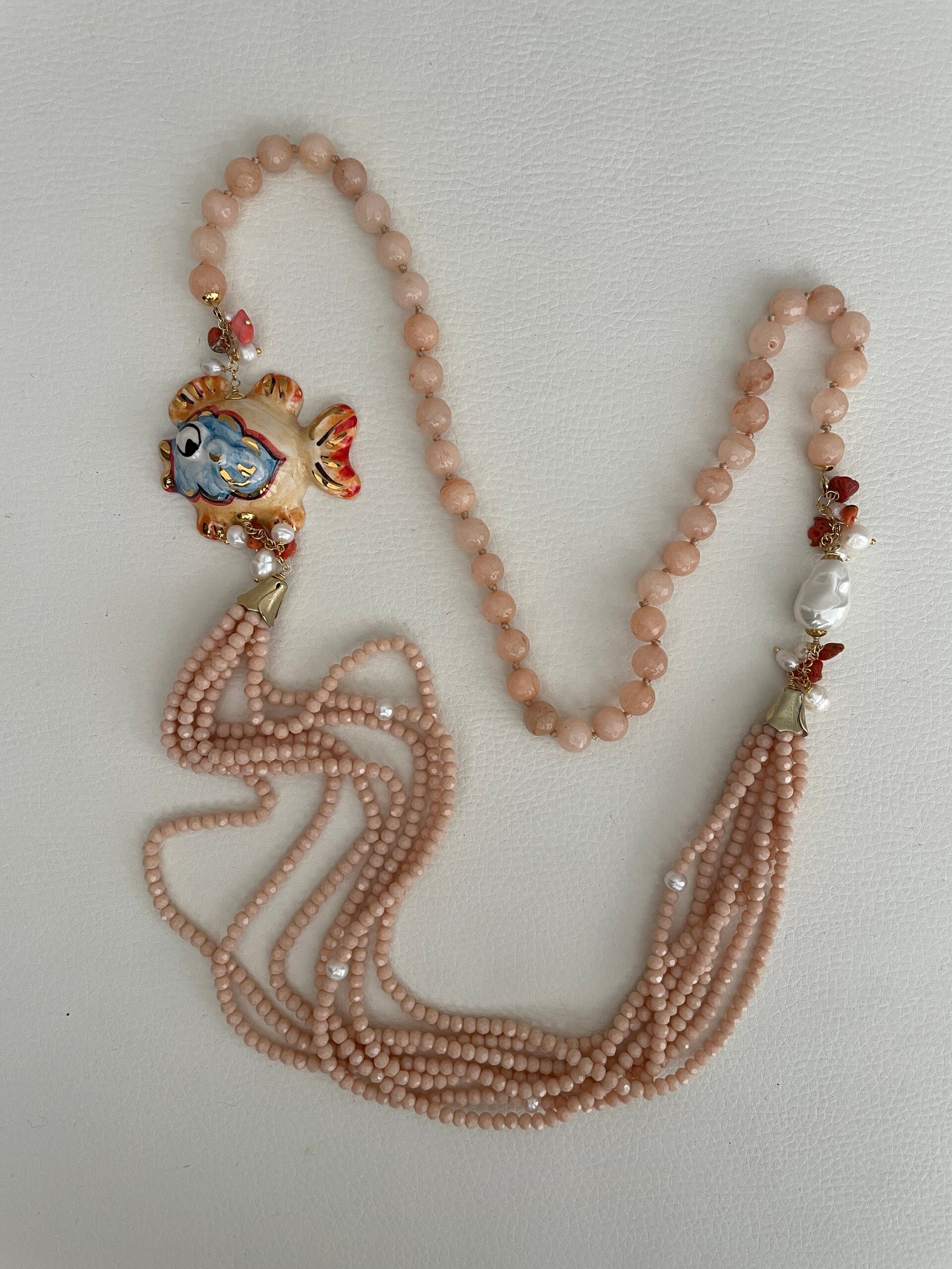 Collana siciliana, collana rosa chiaro, collana con pesce di ceramica di Caltagirone, collana pietre naturali e cristalli, collana lunga. Collane caratteristiche siciliane