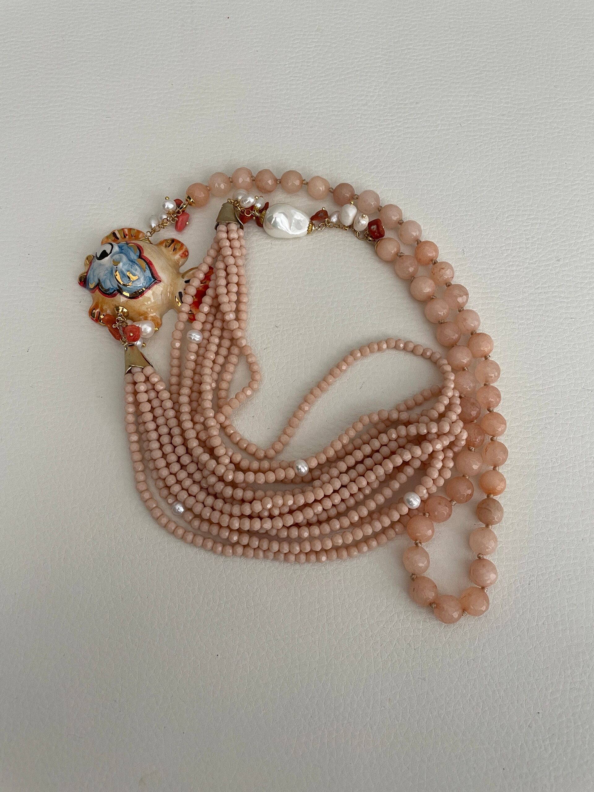 Collana siciliana, collana rosa chiaro, collana con pesce di ceramica di Caltagirone, collana pietre naturali e cristalli, collana lunga. Collane caratteristiche siciliane
