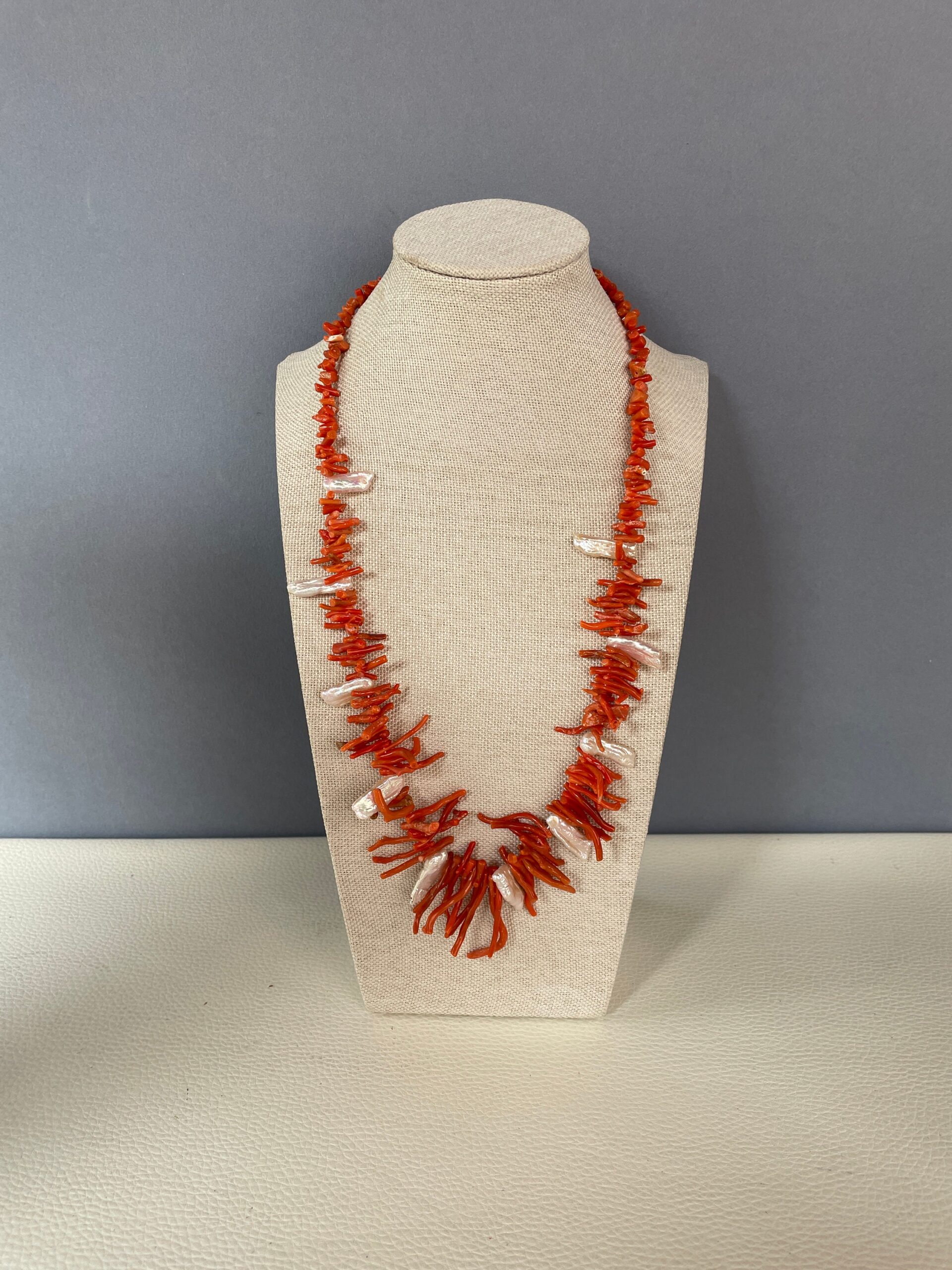 Collana siciliana con rami e chips di Corallo autentico del Mediterraneo, collana corallo e perle scaramazze, media lunghezza. Collane caratteristiche siciliane