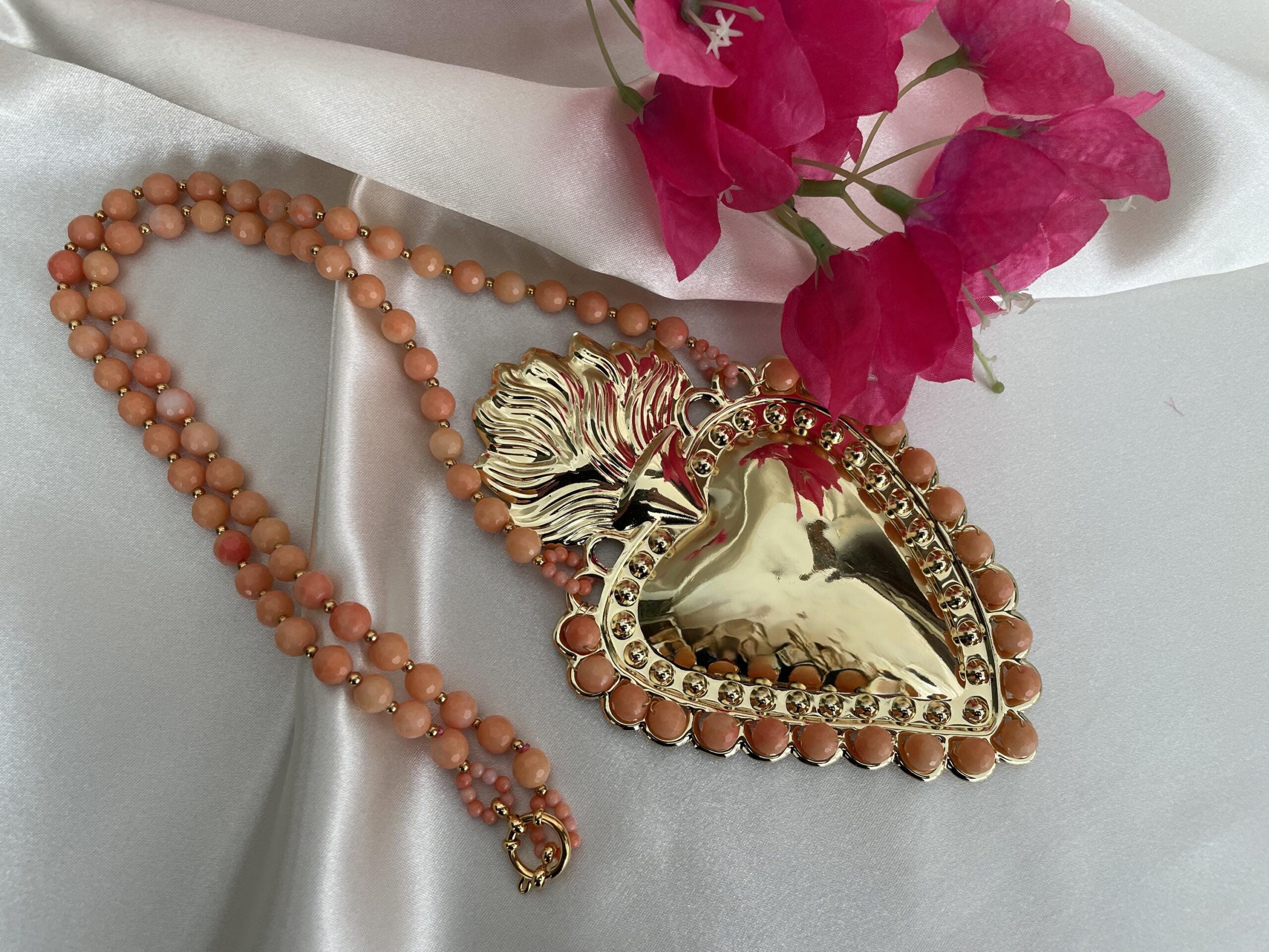 Collana maxi con perle rosa chiaro e Cuore sacro XXXL, collana con maxi Cuore, collana vistosa, altri colori. Collane caratteristiche siciliane