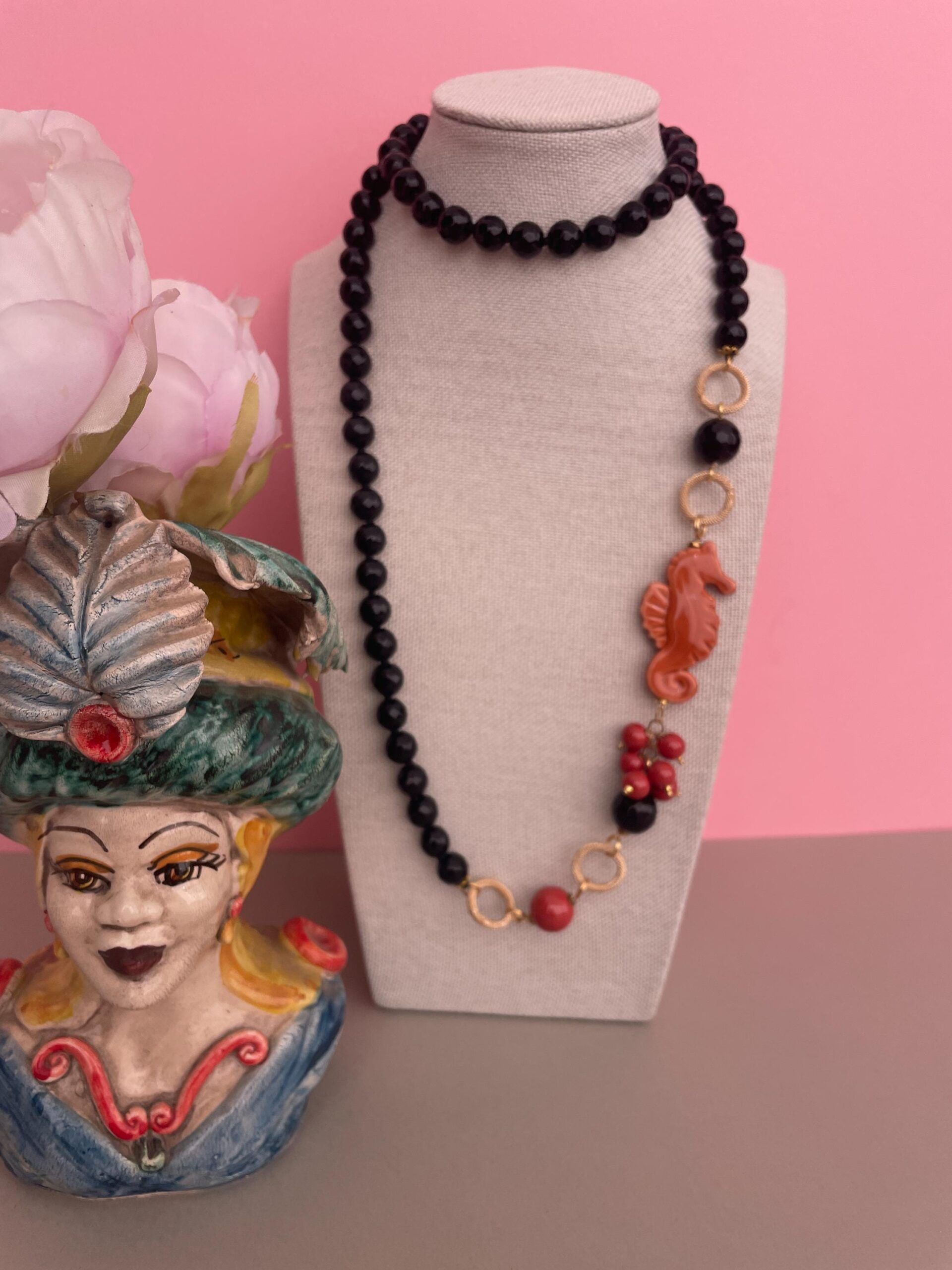 Collana siciliana con Onice, collana annodata a mano, Cavalluccio marino di ceramica di Caltagirone. Collane caratteristiche siciliane