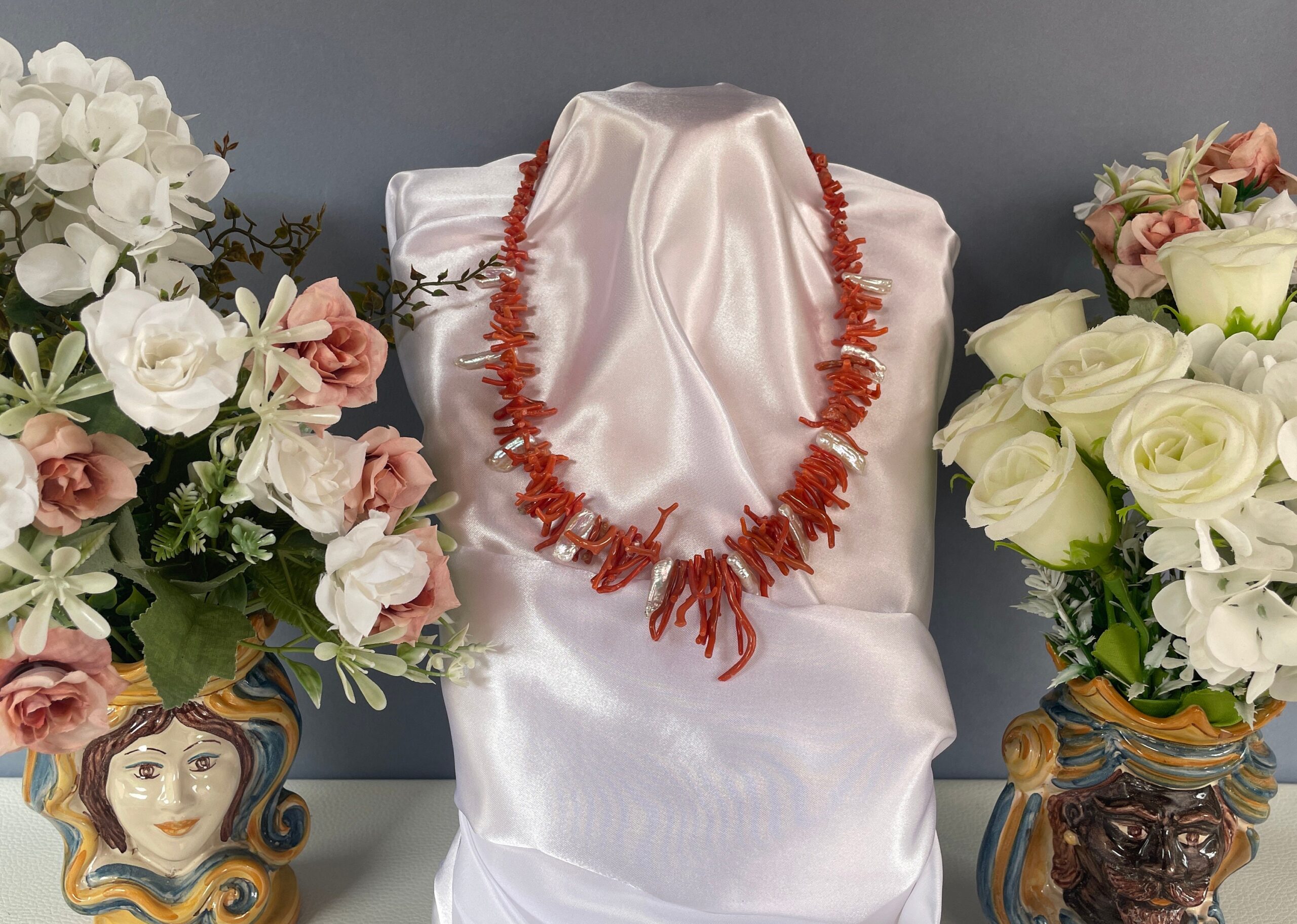Collana siciliana con rami e chips di Corallo autentico del Mediterraneo, collana corallo e perle scaramazze, media lunghezza. Collane caratteristiche siciliane
