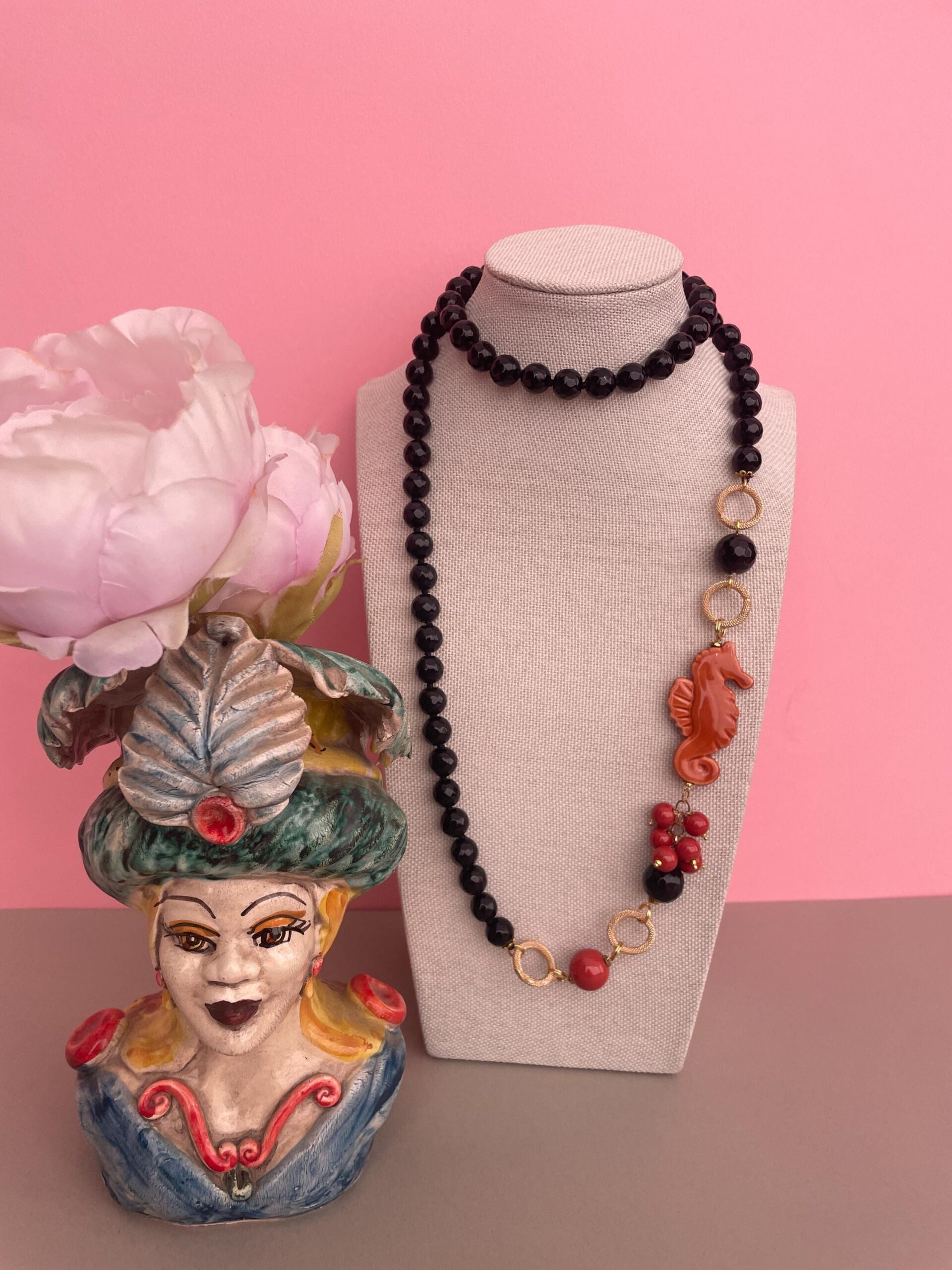 Collana siciliana con Onice, collana annodata a mano, Cavalluccio marino di ceramica di Caltagirone. Collane caratteristiche siciliane
