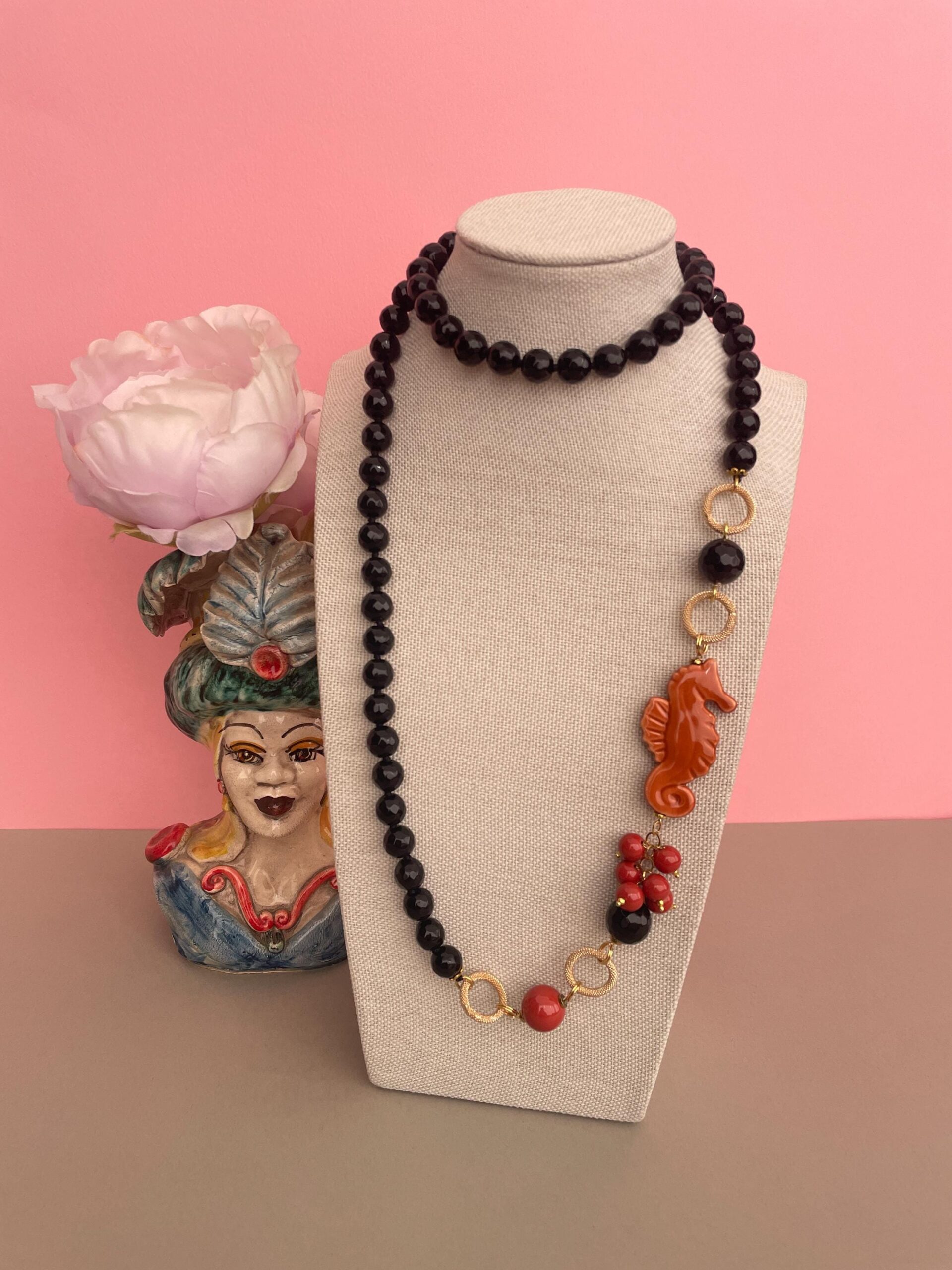 Collana siciliana con Onice, collana annodata a mano, Cavalluccio marino di ceramica di Caltagirone. Collane caratteristiche siciliane