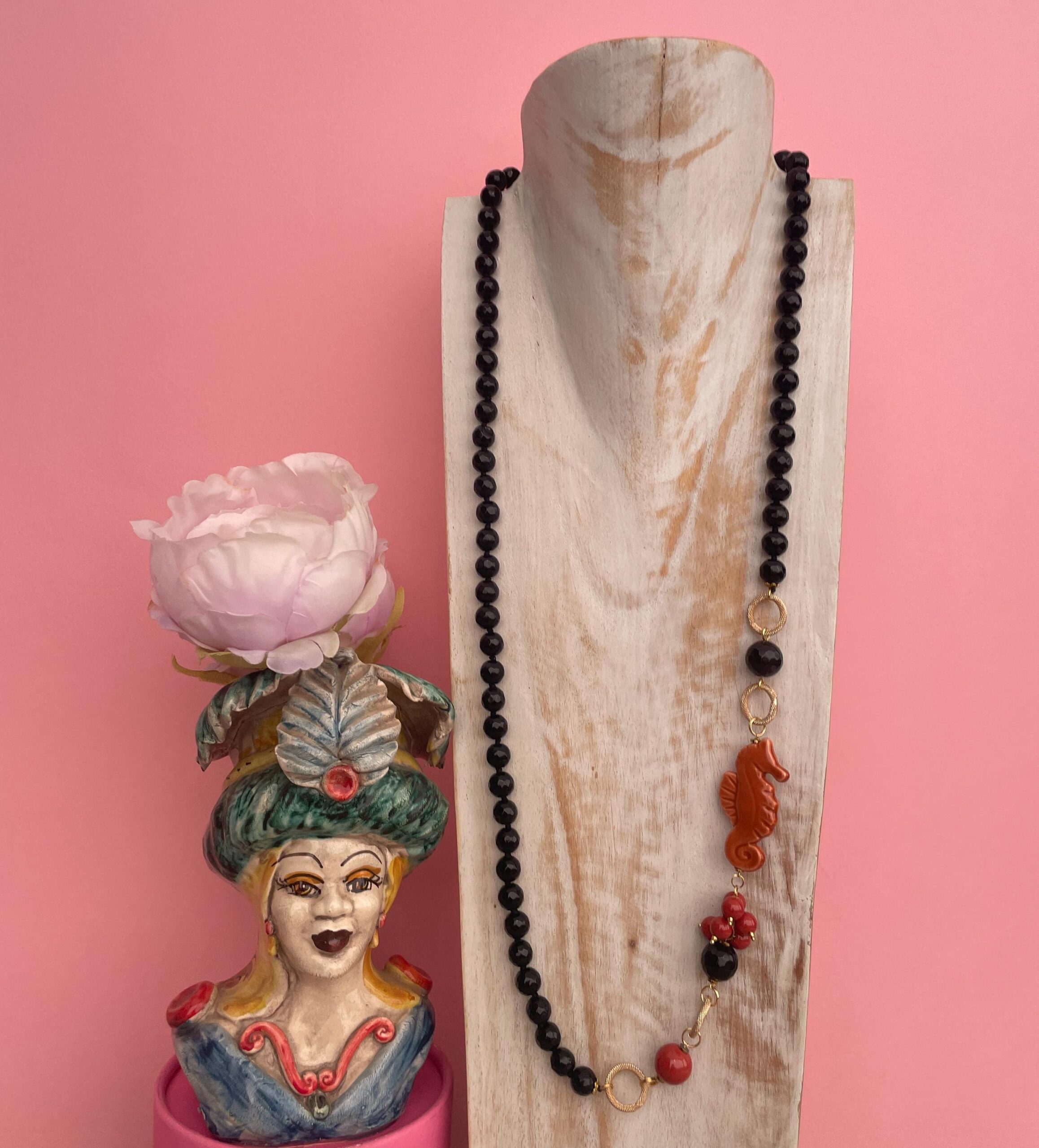 Collana siciliana con Onice, collana annodata a mano, Cavalluccio marino di ceramica di Caltagirone. Collane caratteristiche siciliane