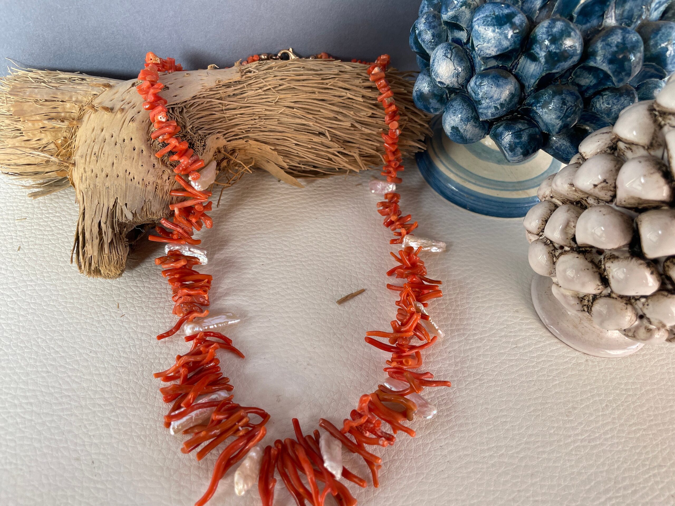 Collana siciliana con rami e chips di Corallo autentico del Mediterraneo, collana corallo e perle scaramazze, media lunghezza. Collane caratteristiche siciliane