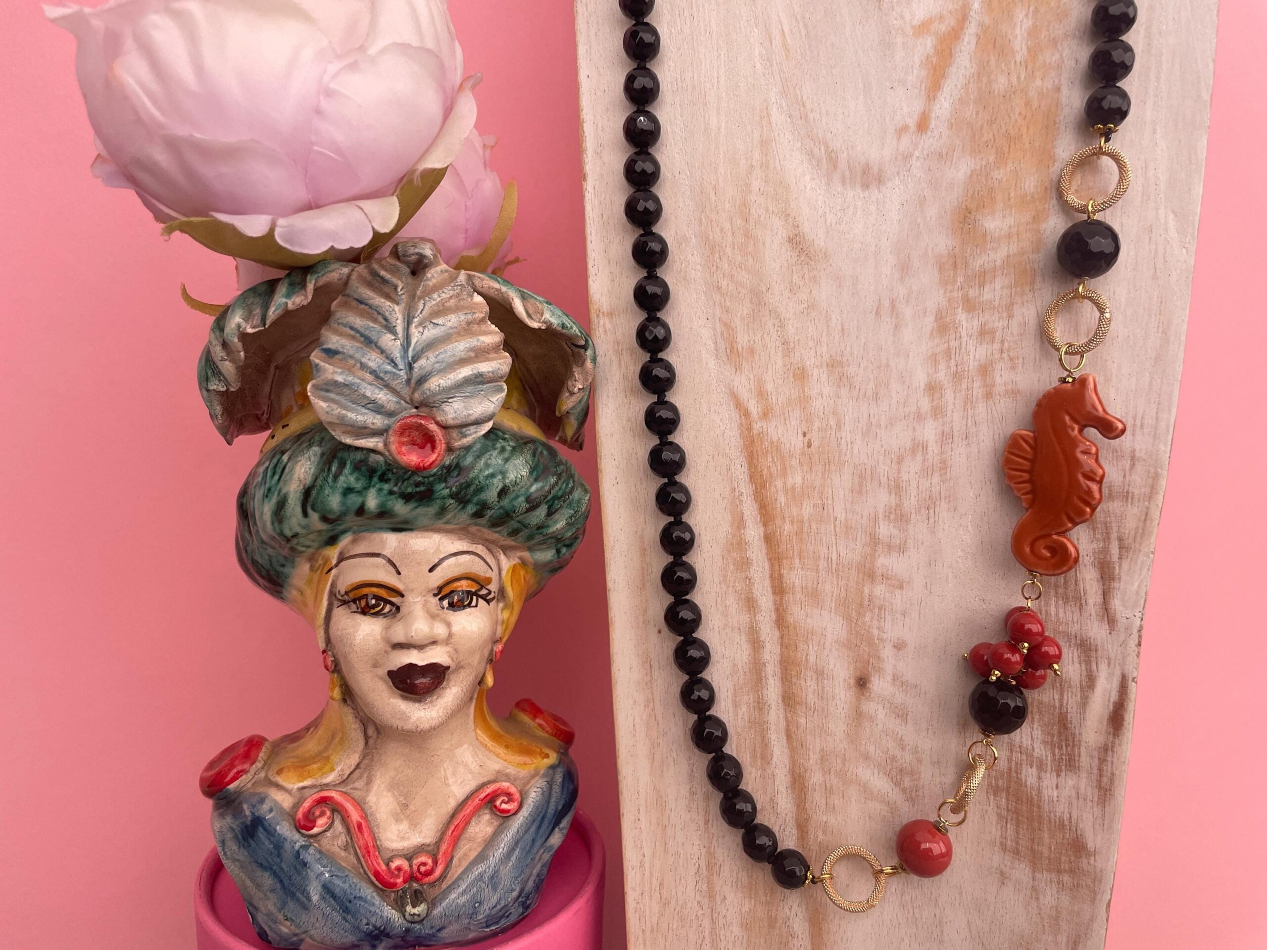 Collana siciliana con Onice, collana annodata a mano, Cavalluccio marino di ceramica di Caltagirone. Collane caratteristiche siciliane
