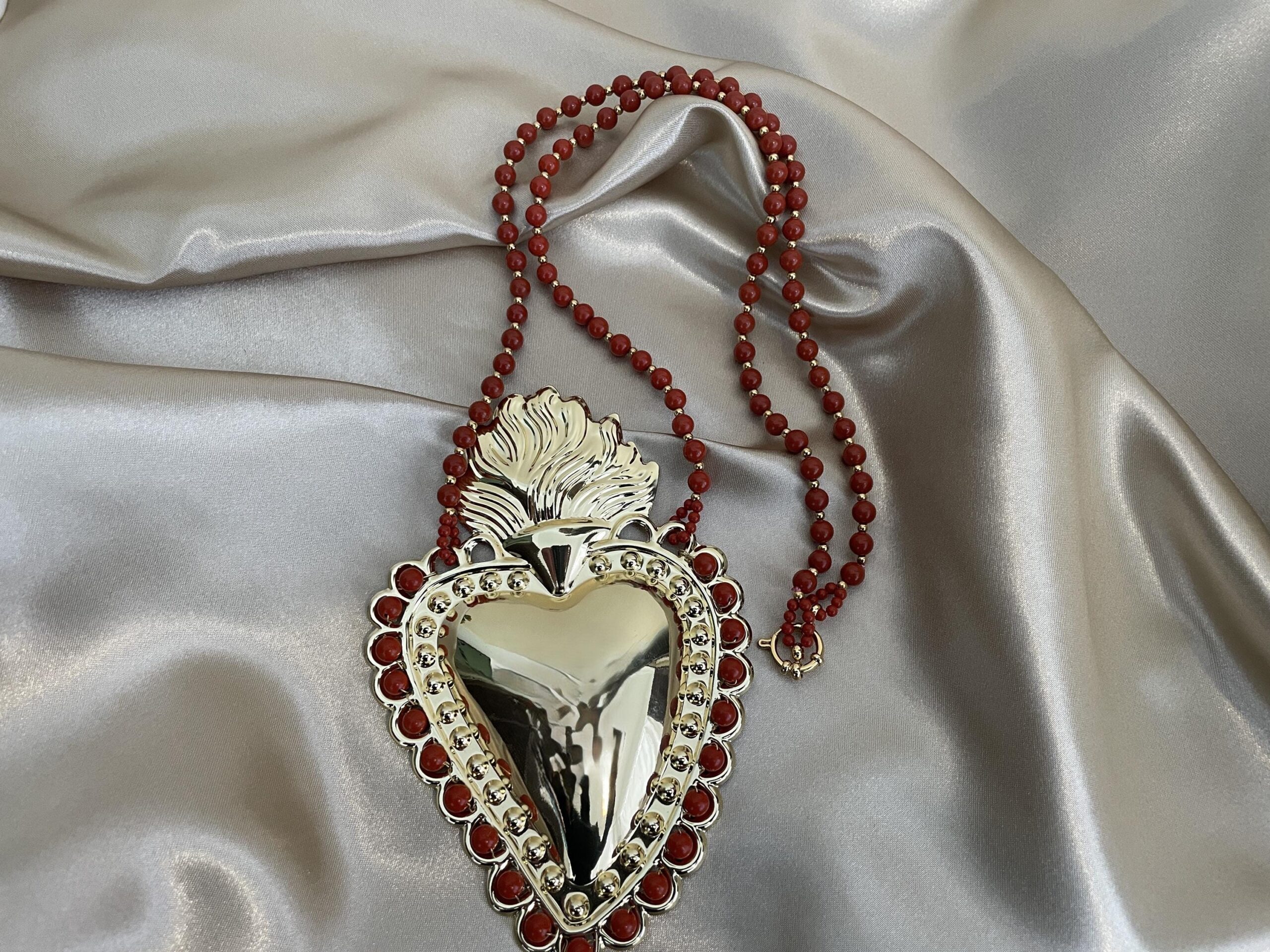 Collana maxi con perle Maiorca rosse e Cuore sacro XXXL, collana con maxi Cuore , collana vistosa, in altri colori. Collane caratteristiche siciliane