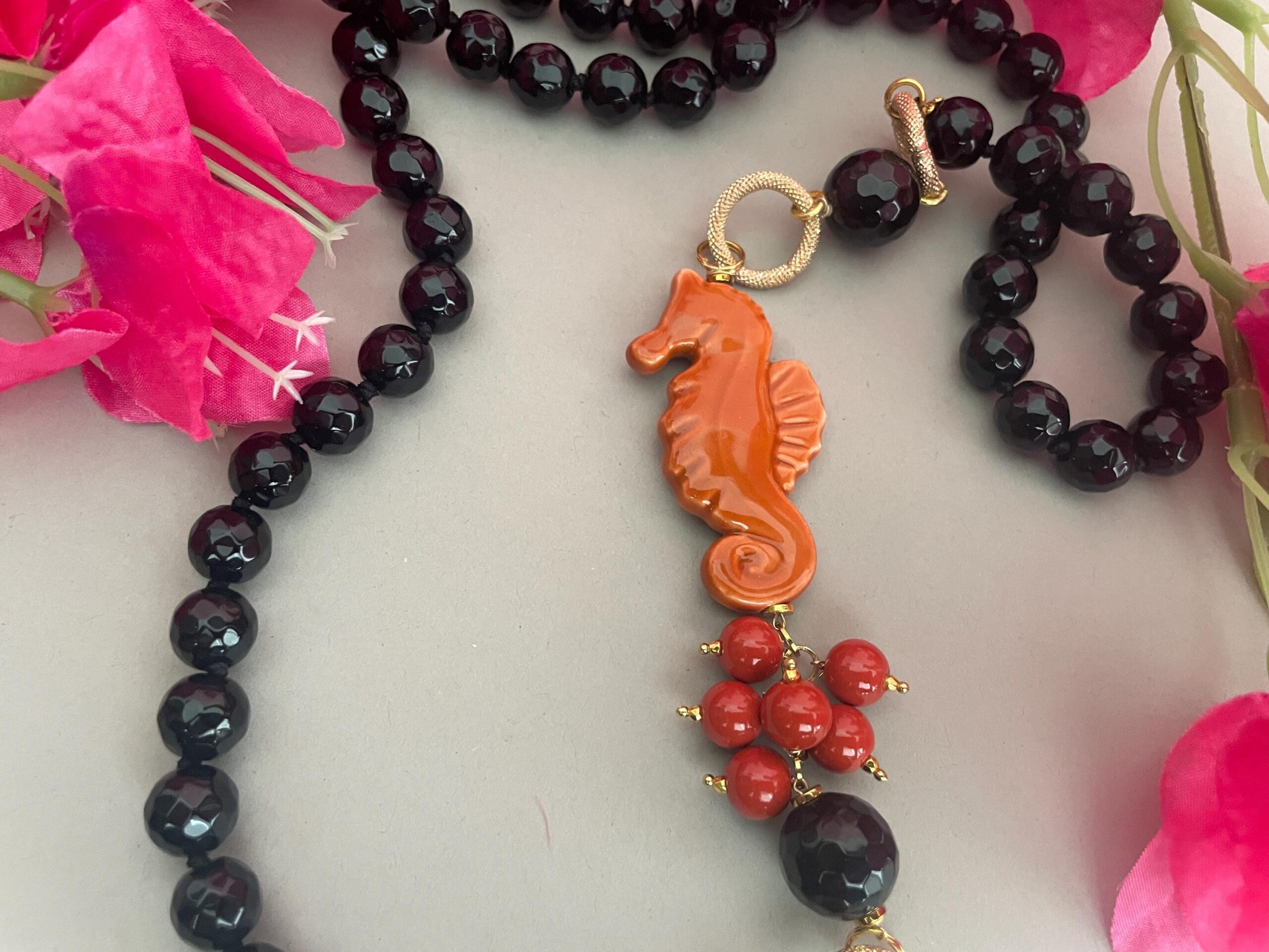 Collana siciliana con Onice, collana annodata a mano, Cavalluccio marino di ceramica di Caltagirone. Collane caratteristiche siciliane