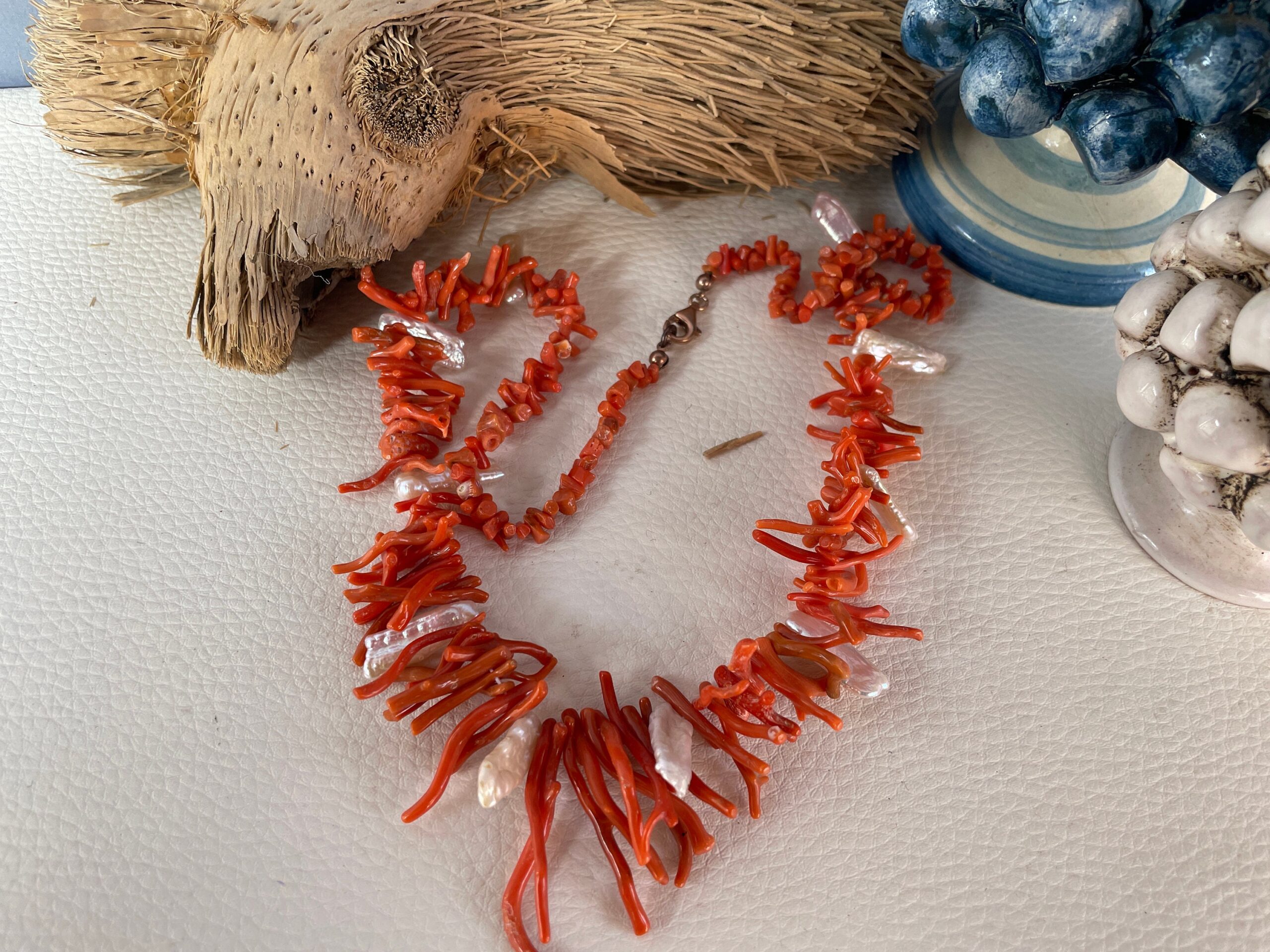 Collana siciliana con rami e chips di Corallo autentico del Mediterraneo, collana corallo e perle scaramazze, media lunghezza. Collane caratteristiche siciliane