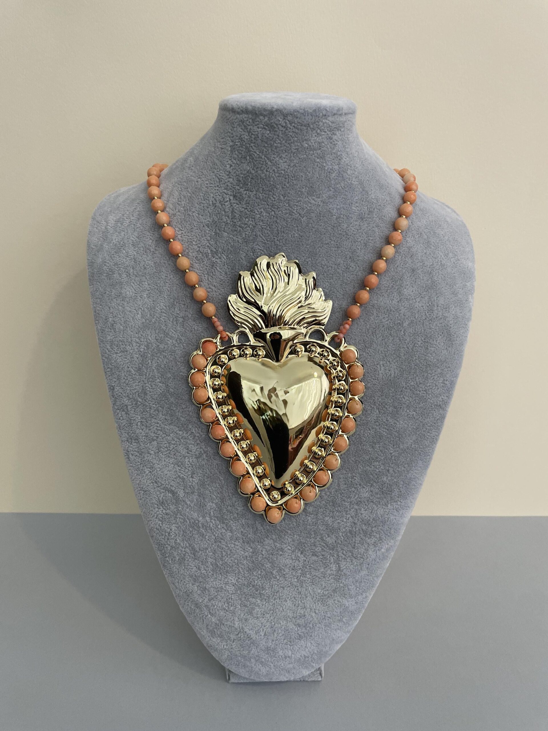 Collana maxi con perle rosa chiaro e Cuore sacro XXXL, collana con maxi Cuore, collana vistosa, altri colori. Collane caratteristiche siciliane