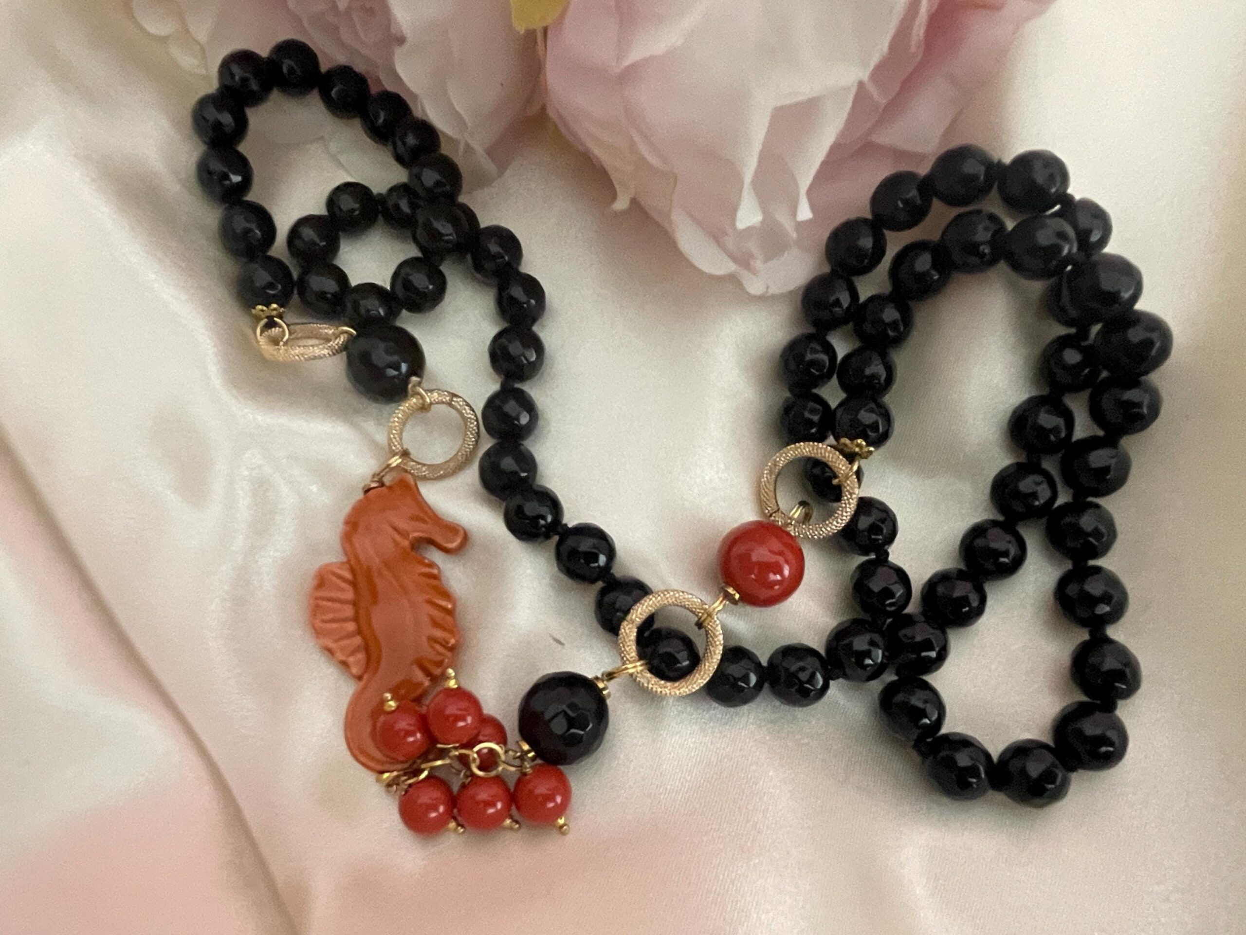 Collana siciliana con Onice, collana annodata a mano, Cavalluccio marino di ceramica di Caltagirone. Collane caratteristiche siciliane