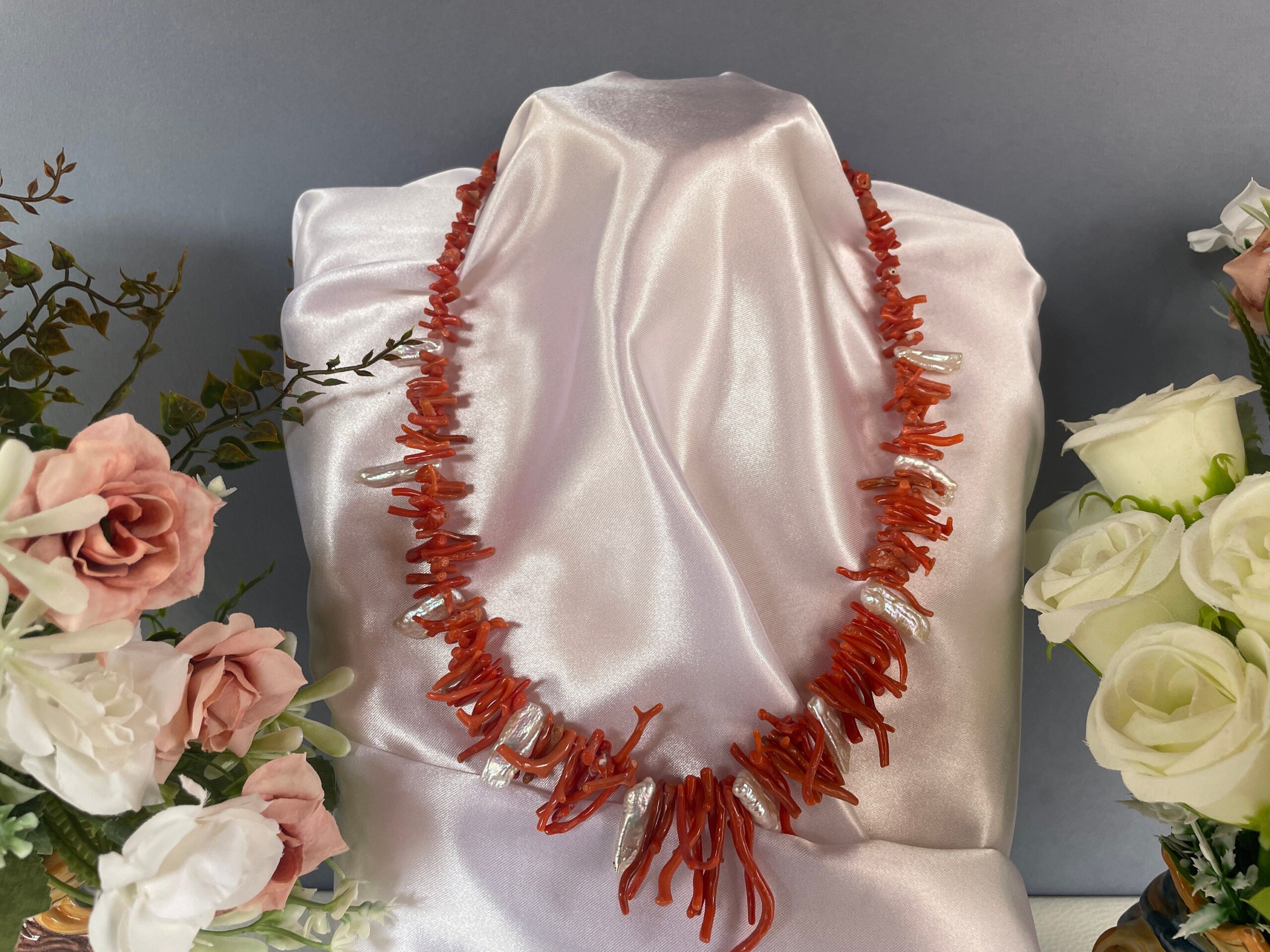 Collana siciliana con rami e chips di Corallo autentico del Mediterraneo, collana corallo e perle scaramazze, media lunghezza. Collane caratteristiche siciliane