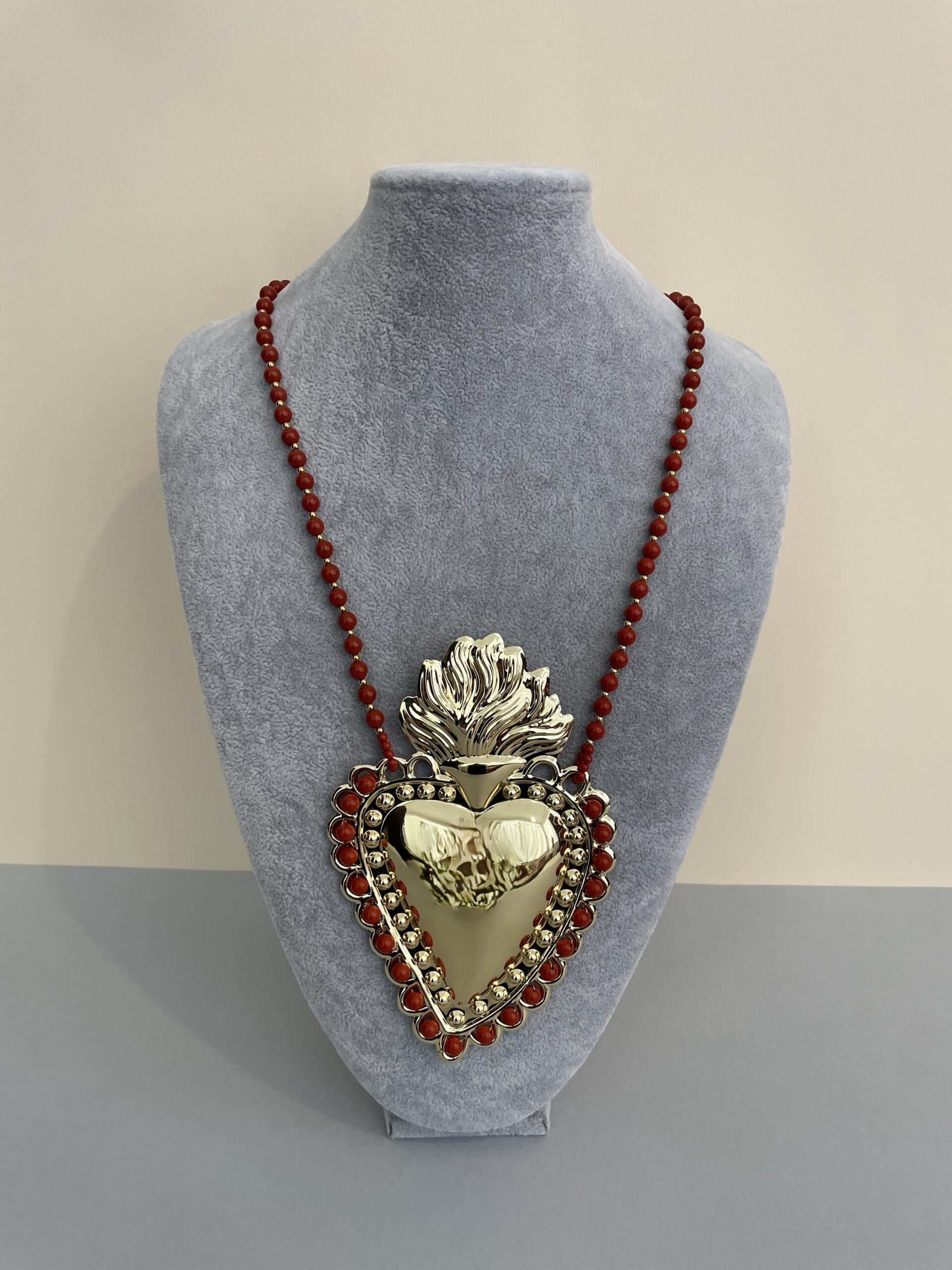 Collana maxi con perle Maiorca rosse e Cuore sacro XXXL, collana con maxi Cuore , collana vistosa, in altri colori. Collane caratteristiche siciliane
