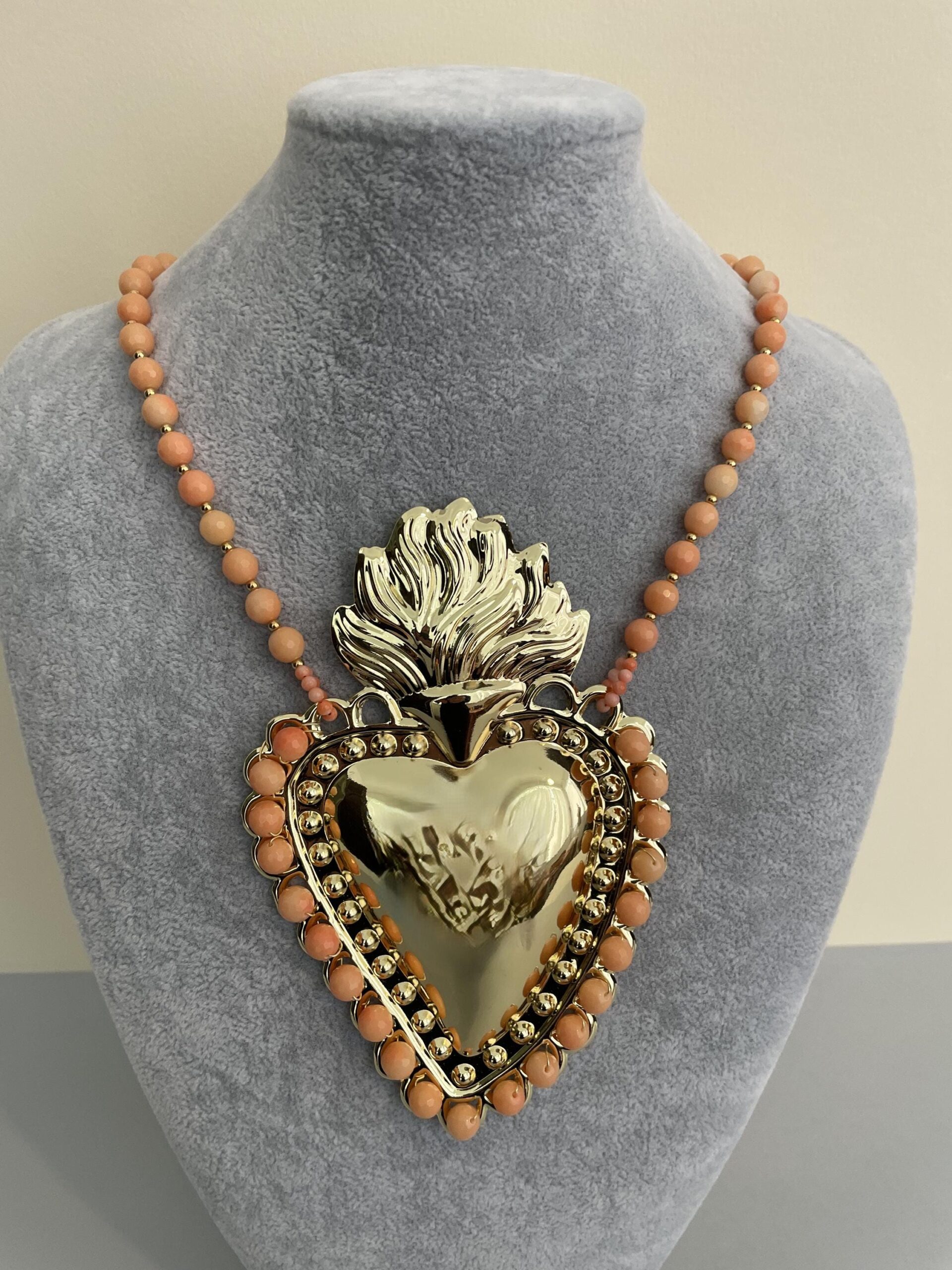 Collana maxi con perle rosa chiaro e Cuore sacro XXXL, collana con maxi Cuore, collana vistosa, altri colori. Collane caratteristiche siciliane
