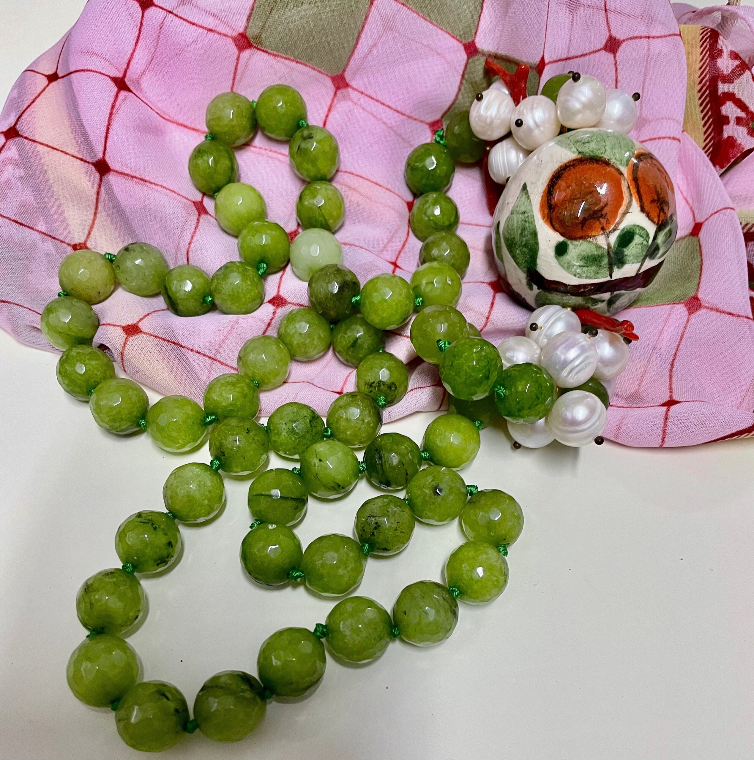 Collana siciliana con filo di perle di agata verde, grande palla di ceramica di Caltagirone e perle di fiume. Collane caratteristiche siciliane