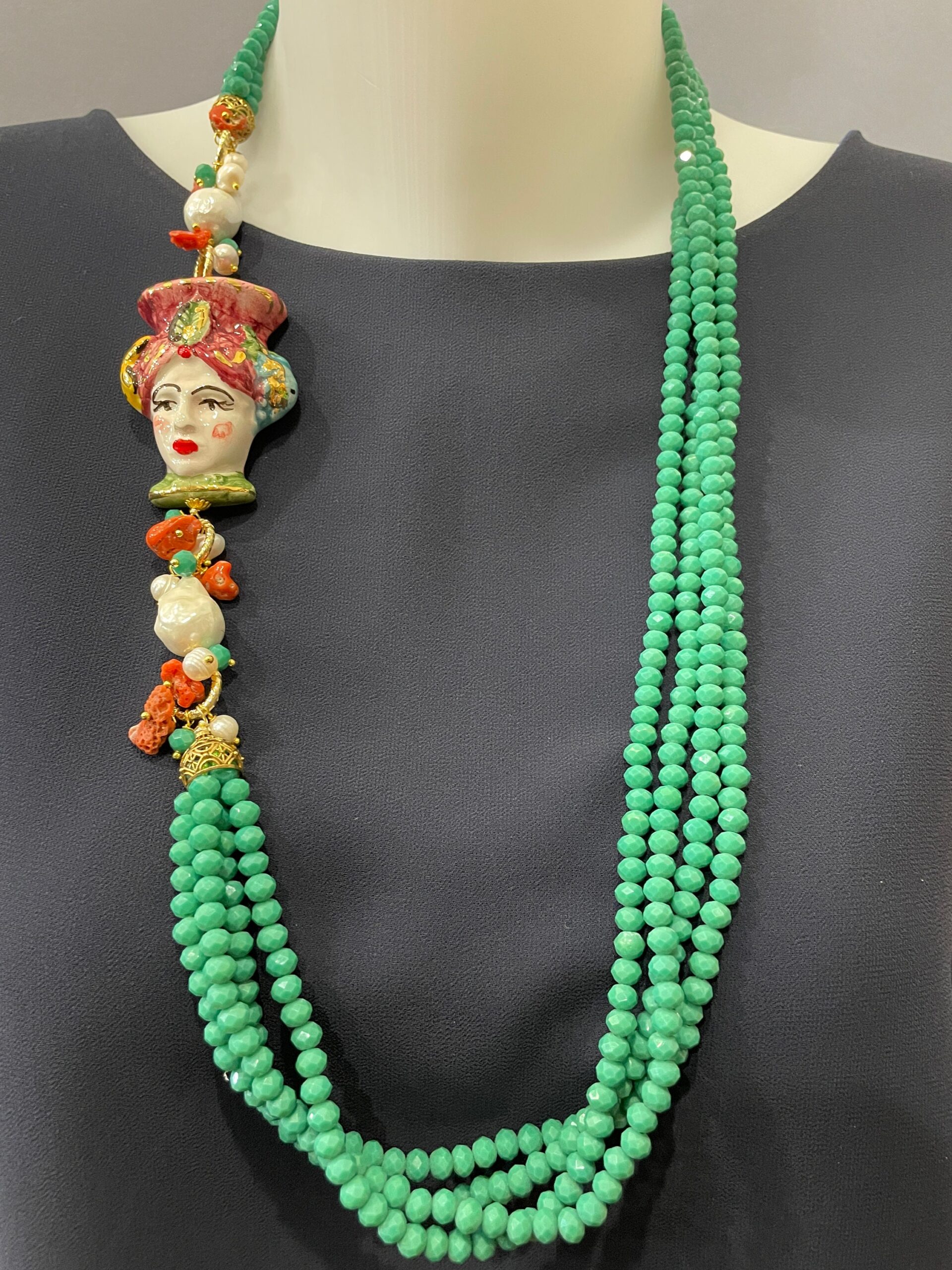Collana cristalli, collana multifilo, collana verde veronese, testa di moro ceramica di Caltagirone. Collane caratteristiche siciliane