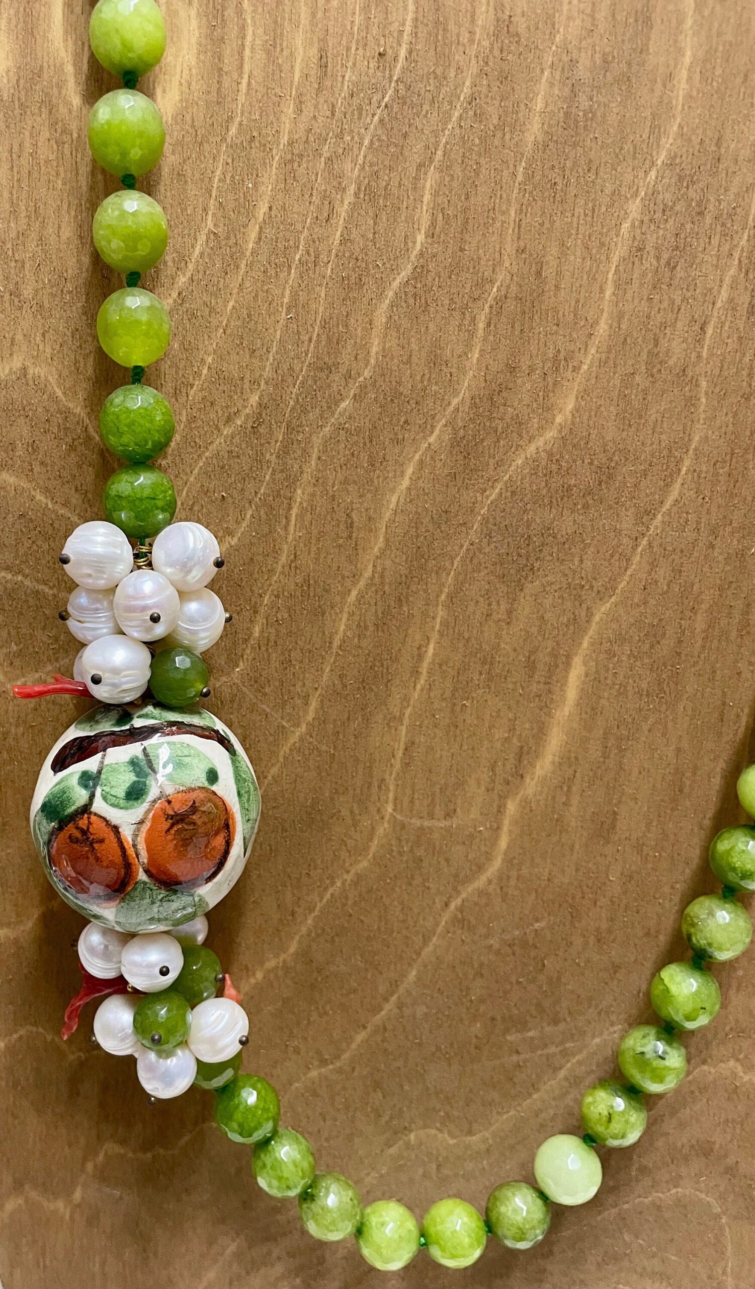 Collana siciliana con filo di perle di agata verde, grande palla di ceramica di Caltagirone e perle di fiume. Collane caratteristiche siciliane