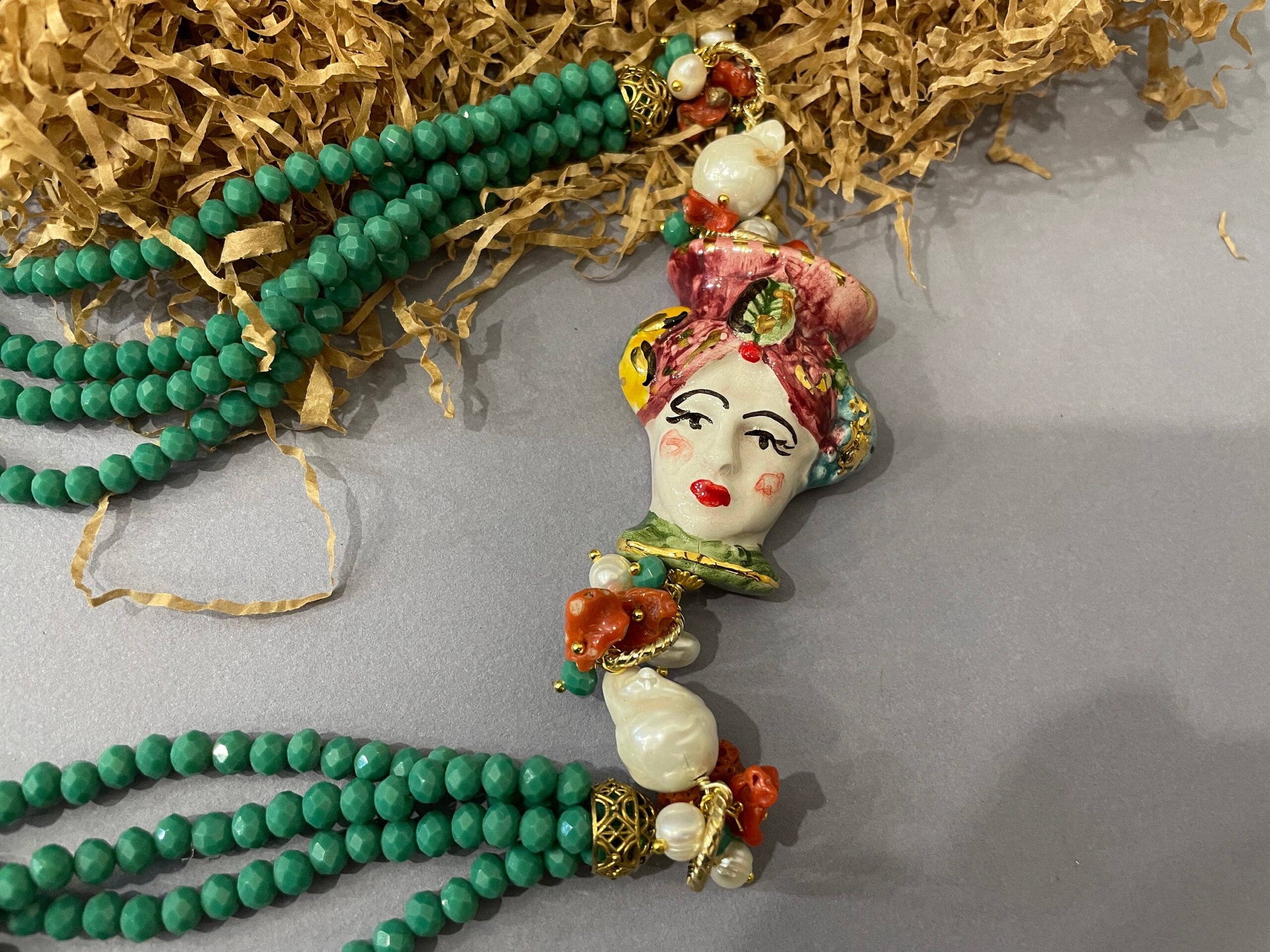 Collana cristalli, collana multifilo, collana verde veronese, testa di moro ceramica di Caltagirone. Collane caratteristiche siciliane