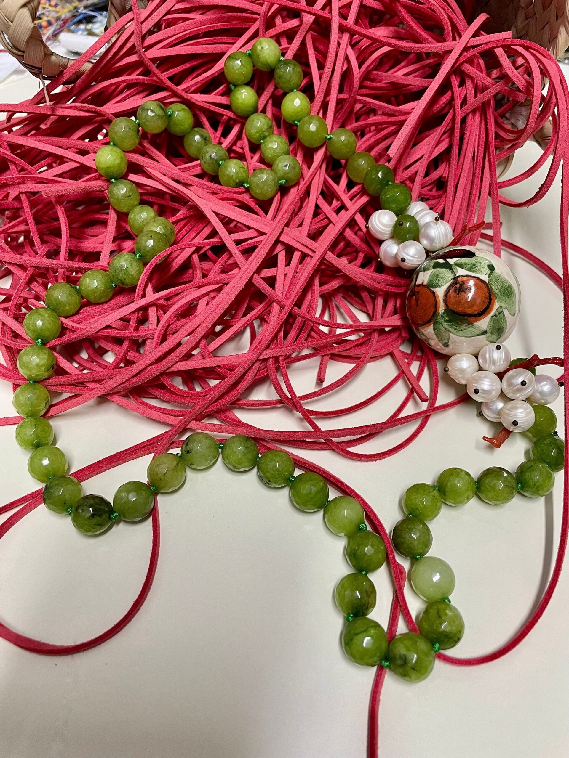 Collana siciliana con filo di perle di agata verde, grande palla di ceramica di Caltagirone e perle di fiume. Collane caratteristiche siciliane