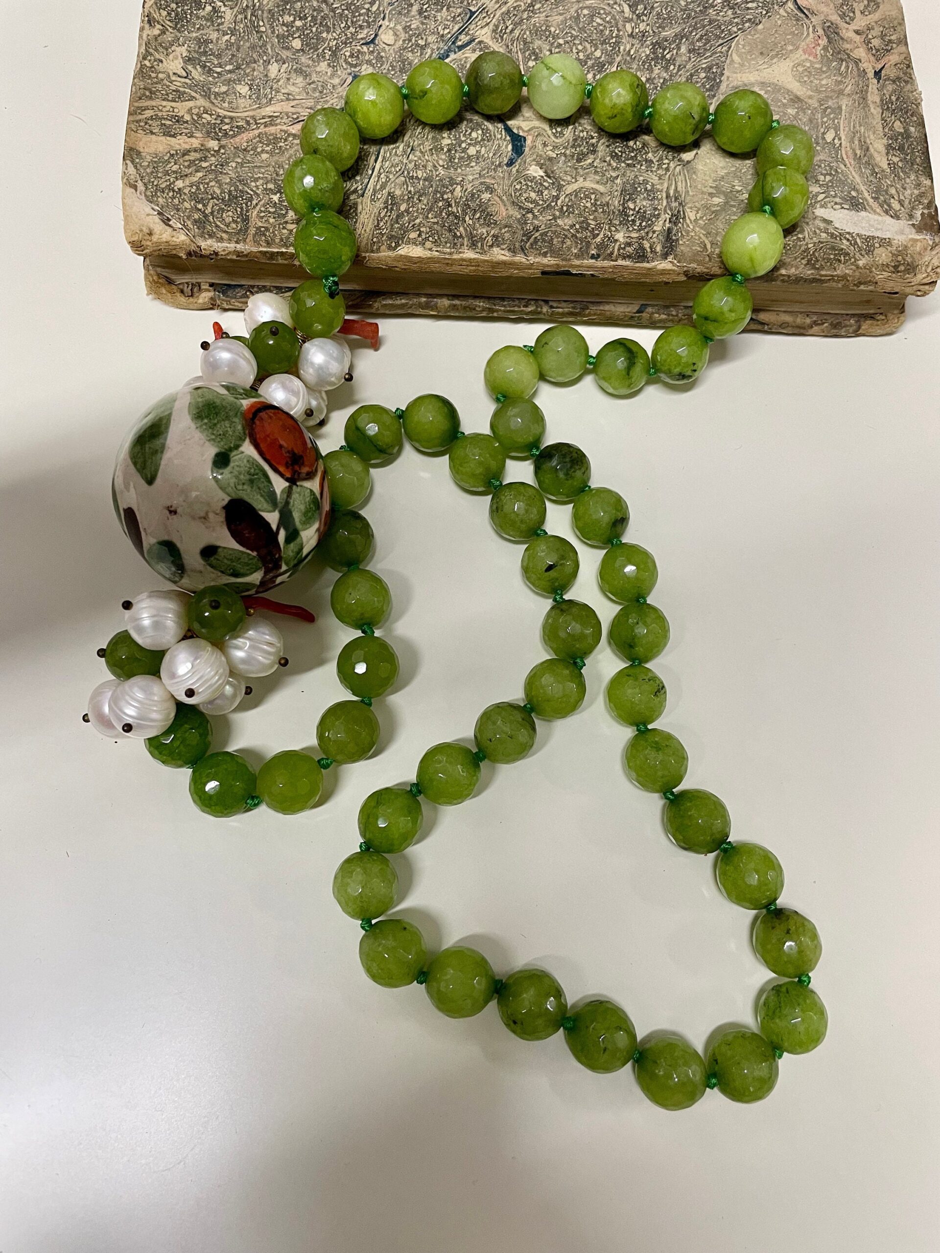 Collana siciliana con filo di perle di agata verde, grande palla di ceramica di Caltagirone e perle di fiume. Collane caratteristiche siciliane