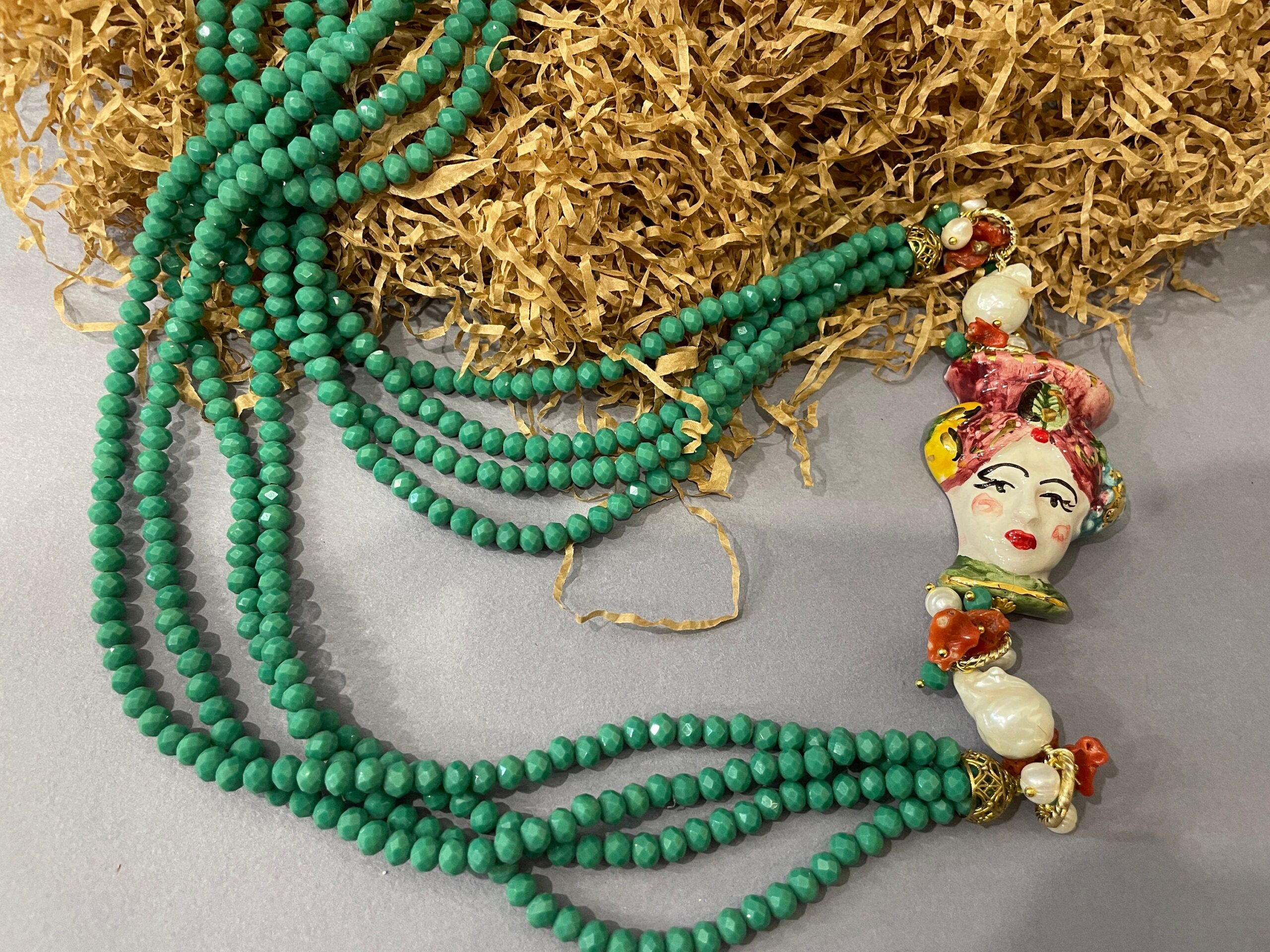Collana cristalli, collana multifilo, collana verde veronese, testa di moro ceramica di Caltagirone. Collane caratteristiche siciliane