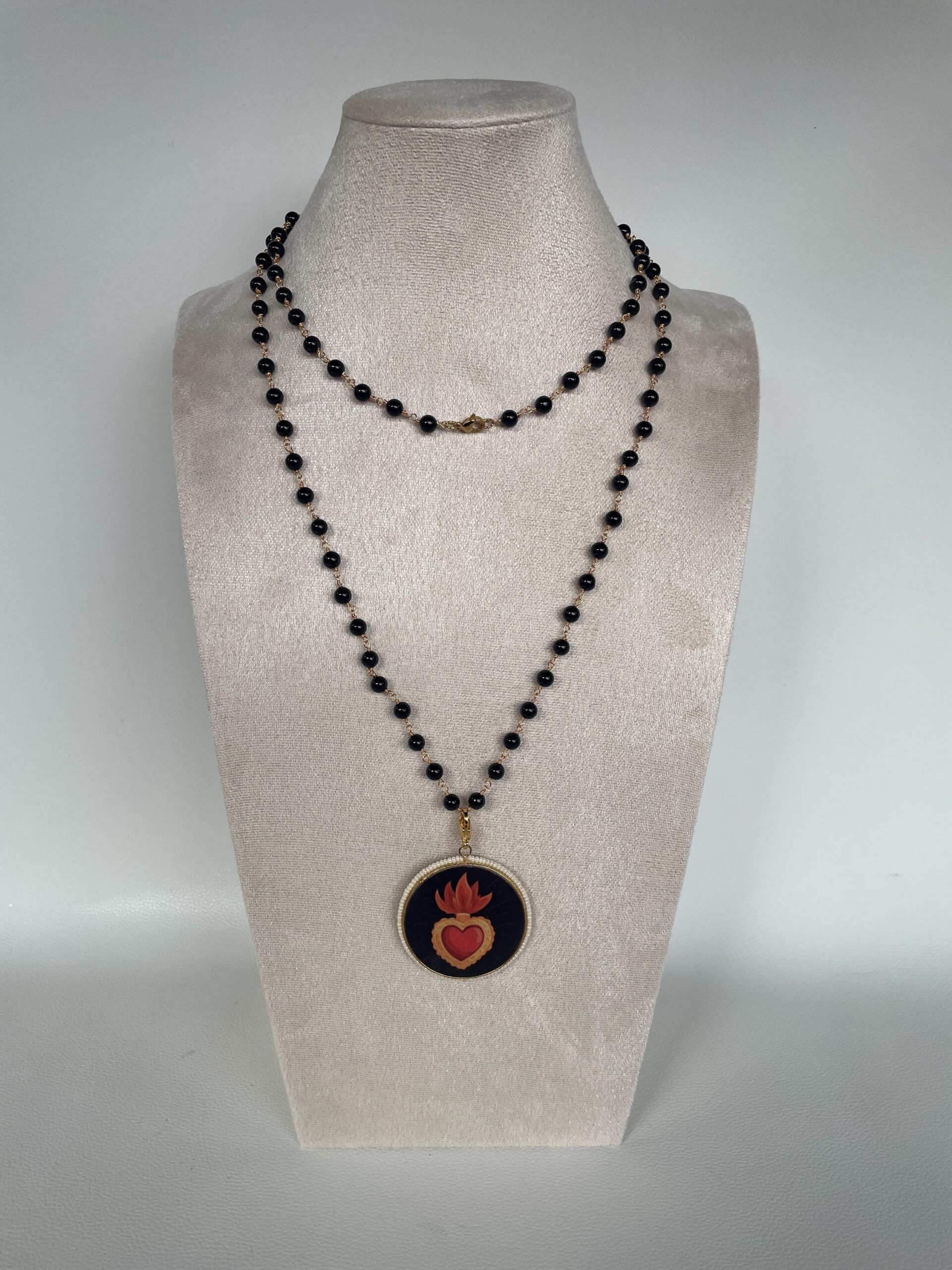 Collana lunghissima, collana rosario con Onice, collana nera, grande ciondolo tondo con Cuore Sacro, perle di fiume. Collane caratteristiche siciliane