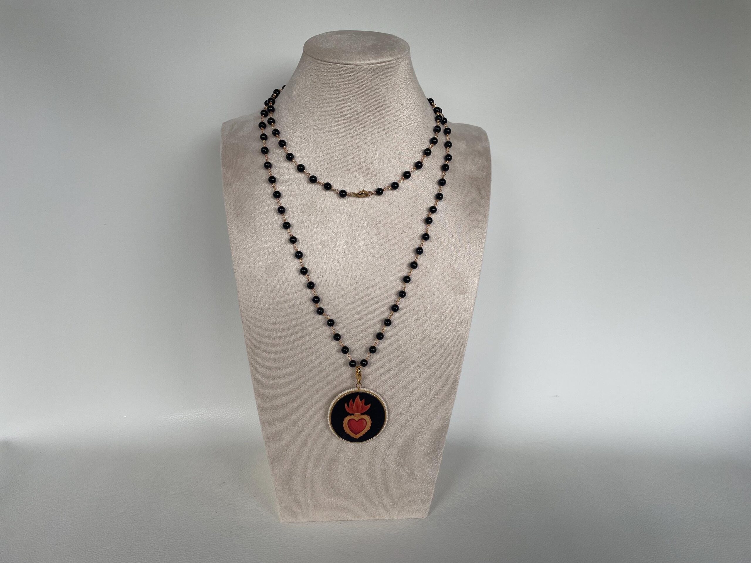 Collana lunghissima, collana rosario con Onice, collana nera, grande ciondolo tondo con Cuore Sacro, perle di fiume. Collane caratteristiche siciliane