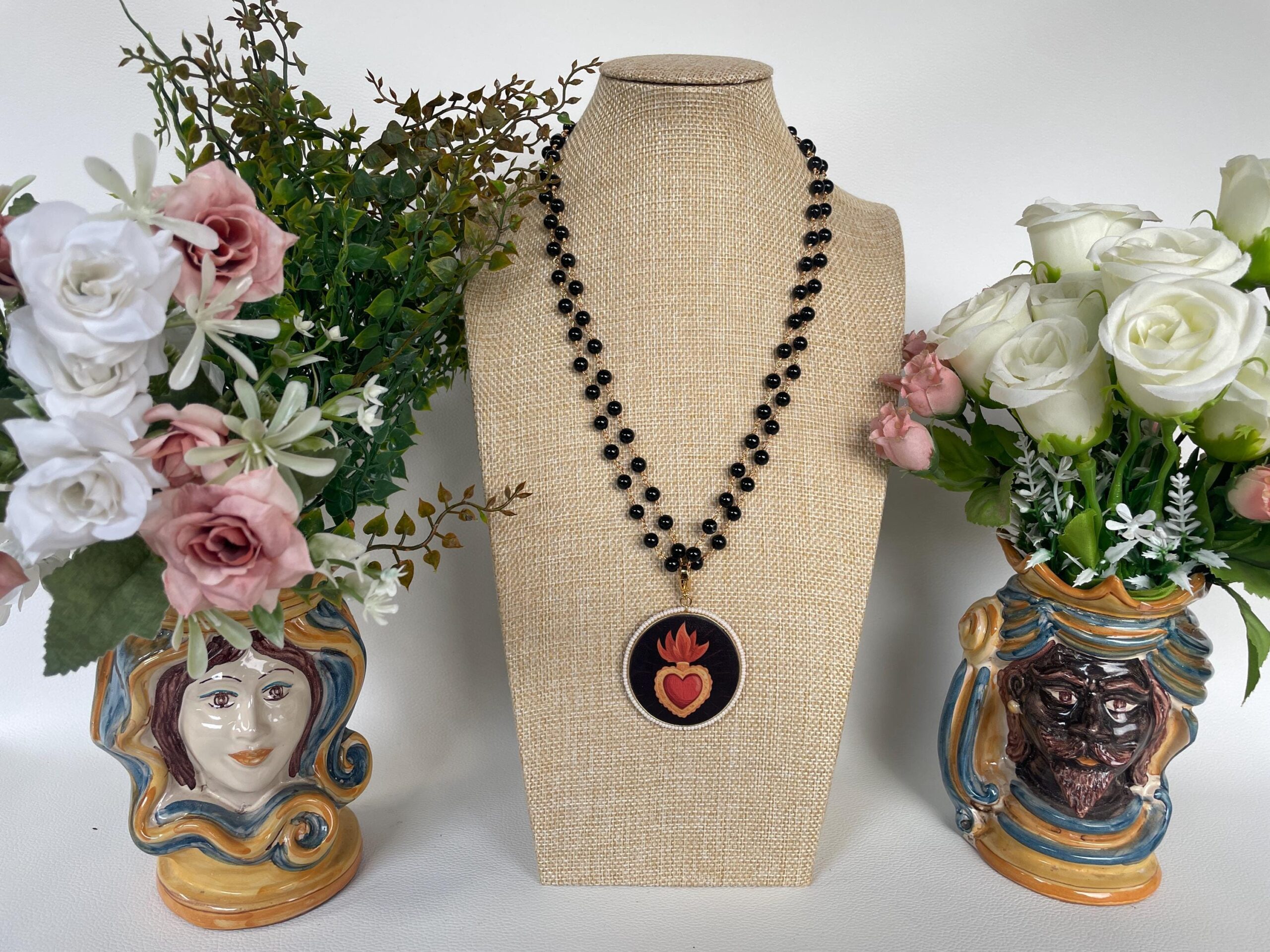 Collana lunghissima, collana rosario con Onice, collana nera, grande ciondolo tondo con Cuore Sacro, perle di fiume. Collane caratteristiche siciliane