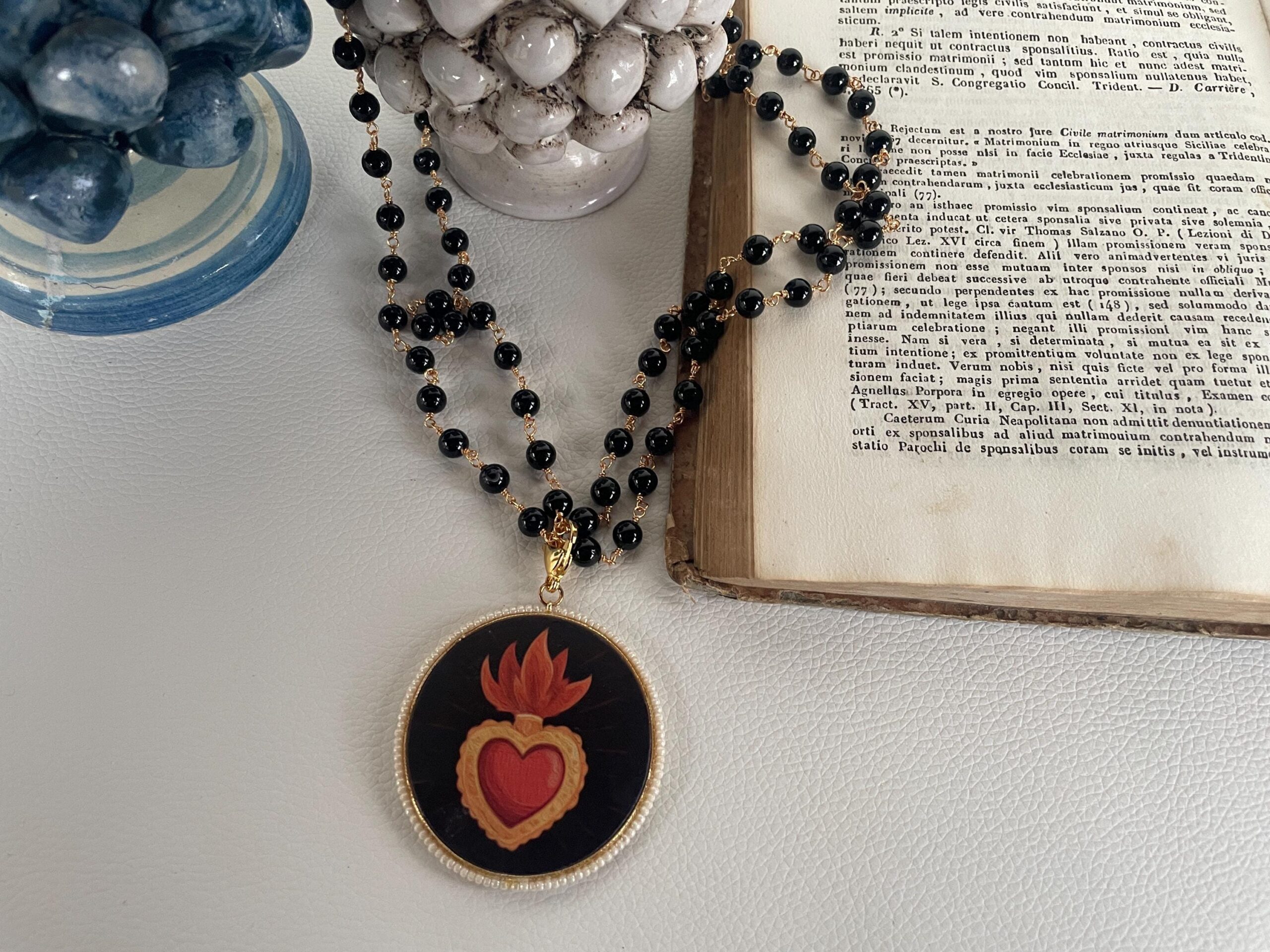 Collana lunghissima, collana rosario con Onice, collana nera, grande ciondolo tondo con Cuore Sacro, perle di fiume. Collane caratteristiche siciliane