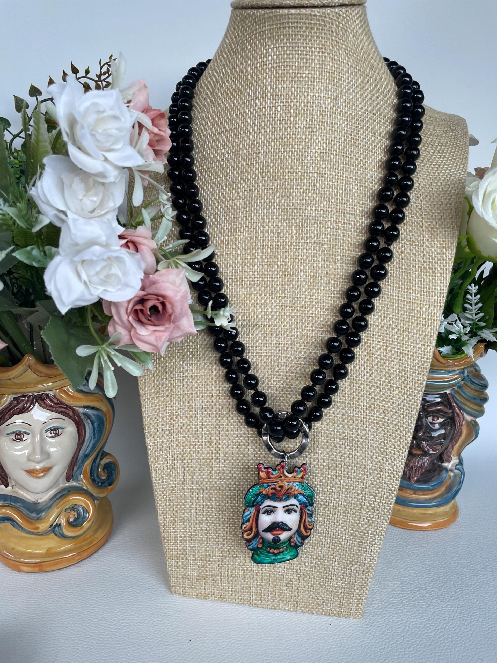 Collana lunghissima, collana annodata a mano con perle di vetro nere , collana con grande ciondolo Testa di Moro. Collane caratteristiche siciliane