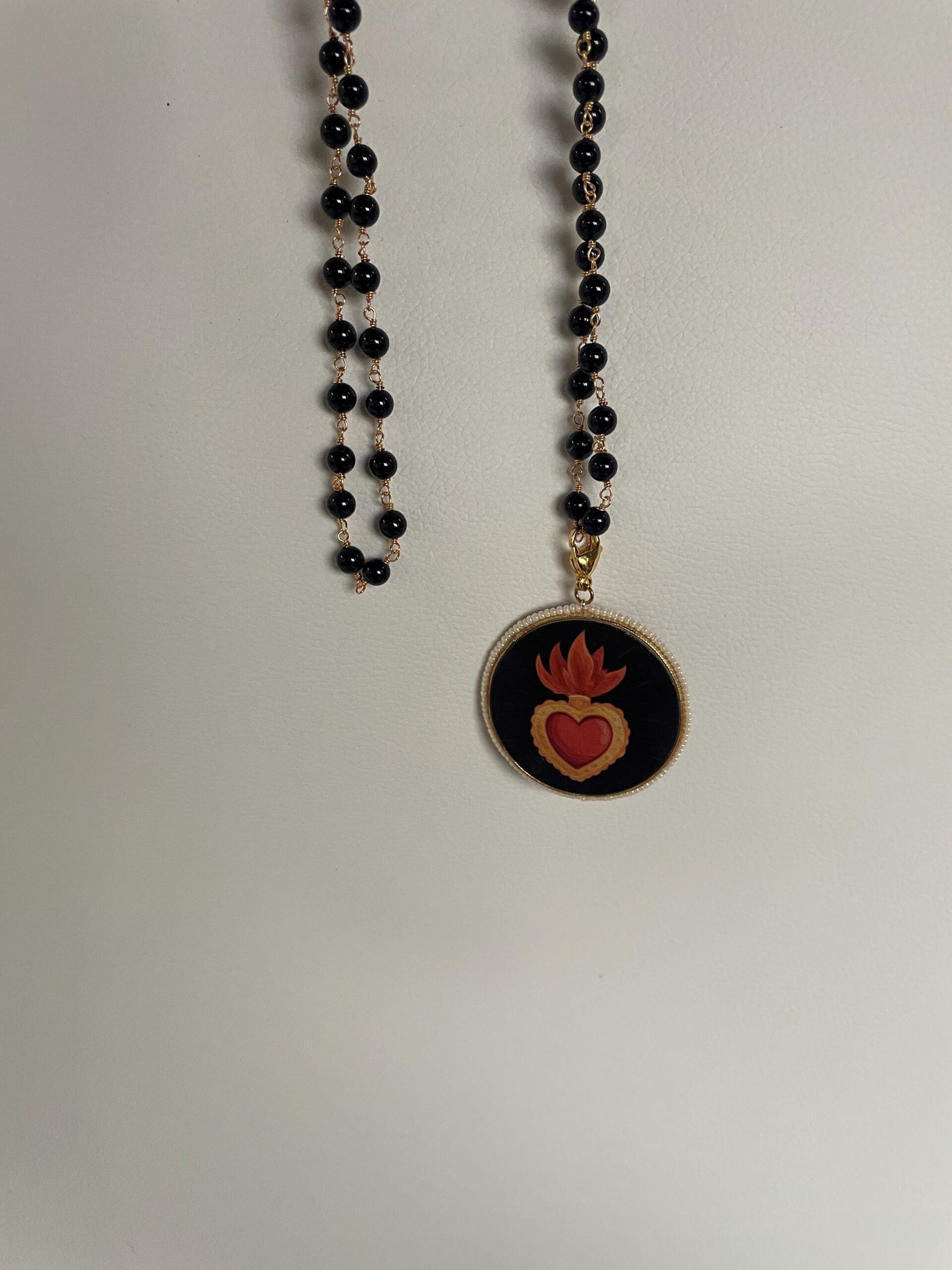 Collana lunghissima, collana rosario con Onice, collana nera, grande ciondolo tondo con Cuore Sacro, perle di fiume. Collane caratteristiche siciliane