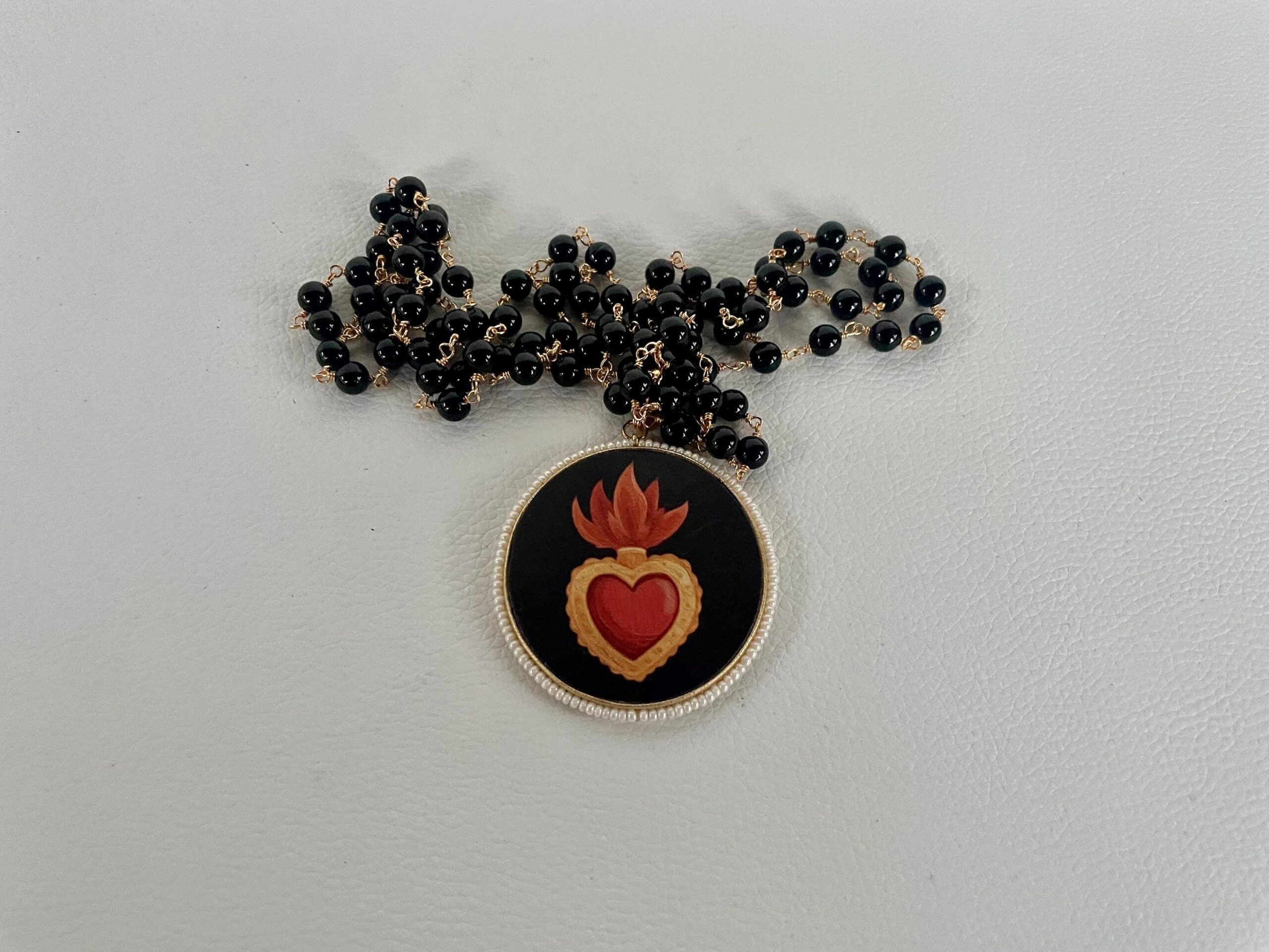 Collana lunghissima, collana rosario con Onice, collana nera, grande ciondolo tondo con Cuore Sacro, perle di fiume. Collane caratteristiche siciliane