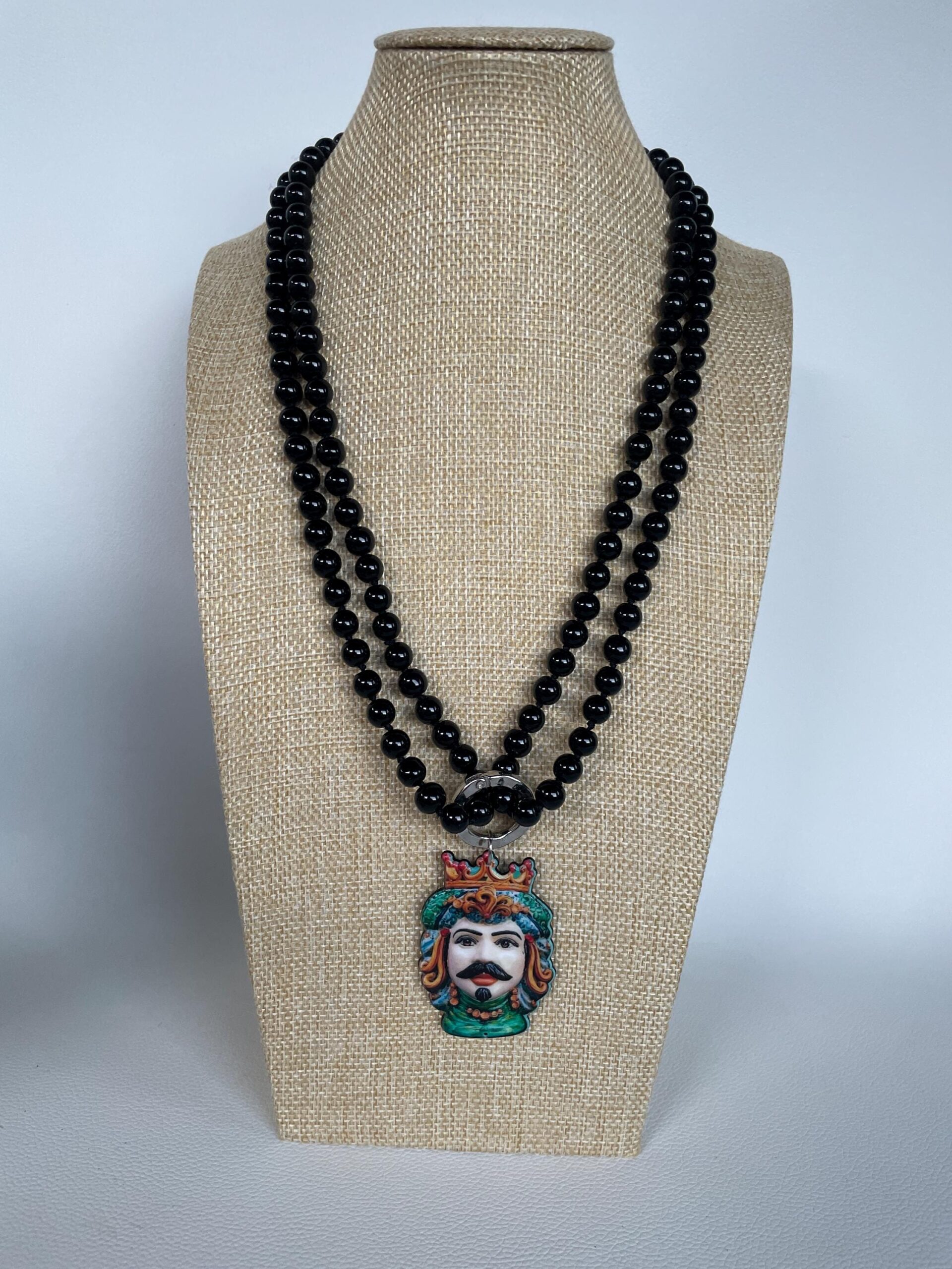 Collana lunghissima, collana annodata a mano con perle di vetro nere , collana con grande ciondolo Testa di Moro. Collane caratteristiche siciliane